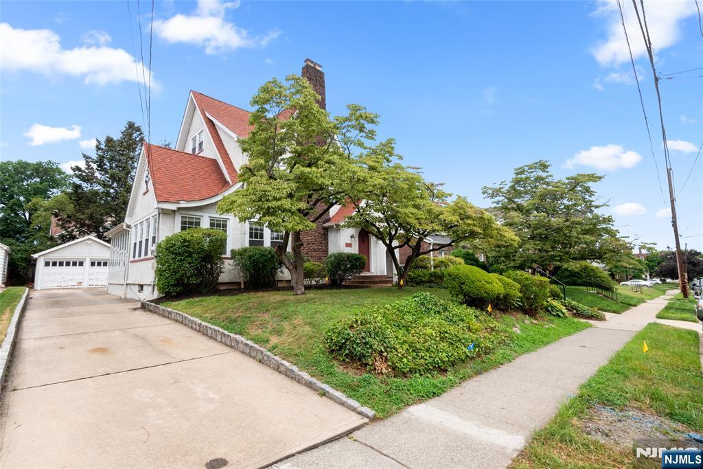 Rutherford, New Jersey, 07070, United States, 4 Bedrooms Bedrooms, ,2 BathroomsBathrooms,Residential,For Sale,1901236