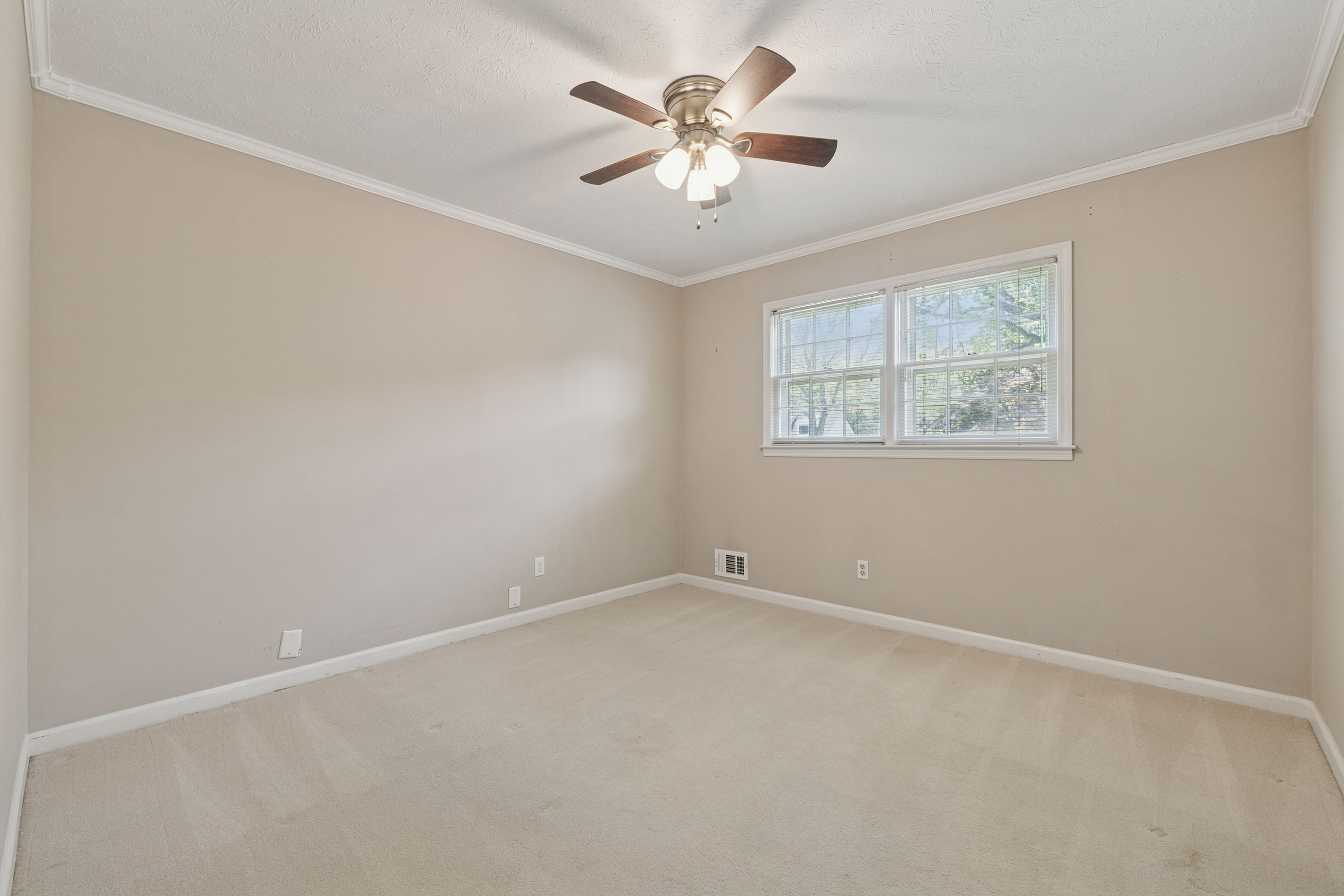  One of the Last Remaining Opportunities on Sought-After Meadow Drive in Downtown - 物件實景