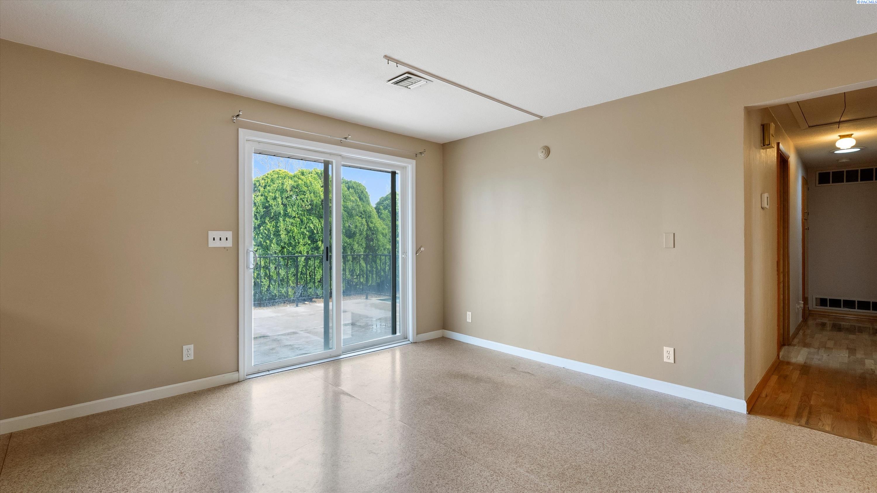 Kennewick, Washington, 99337, United States, 4 Bedrooms Bedrooms, ,2 BathroomsBathrooms,Residential,For Sale,1939902
