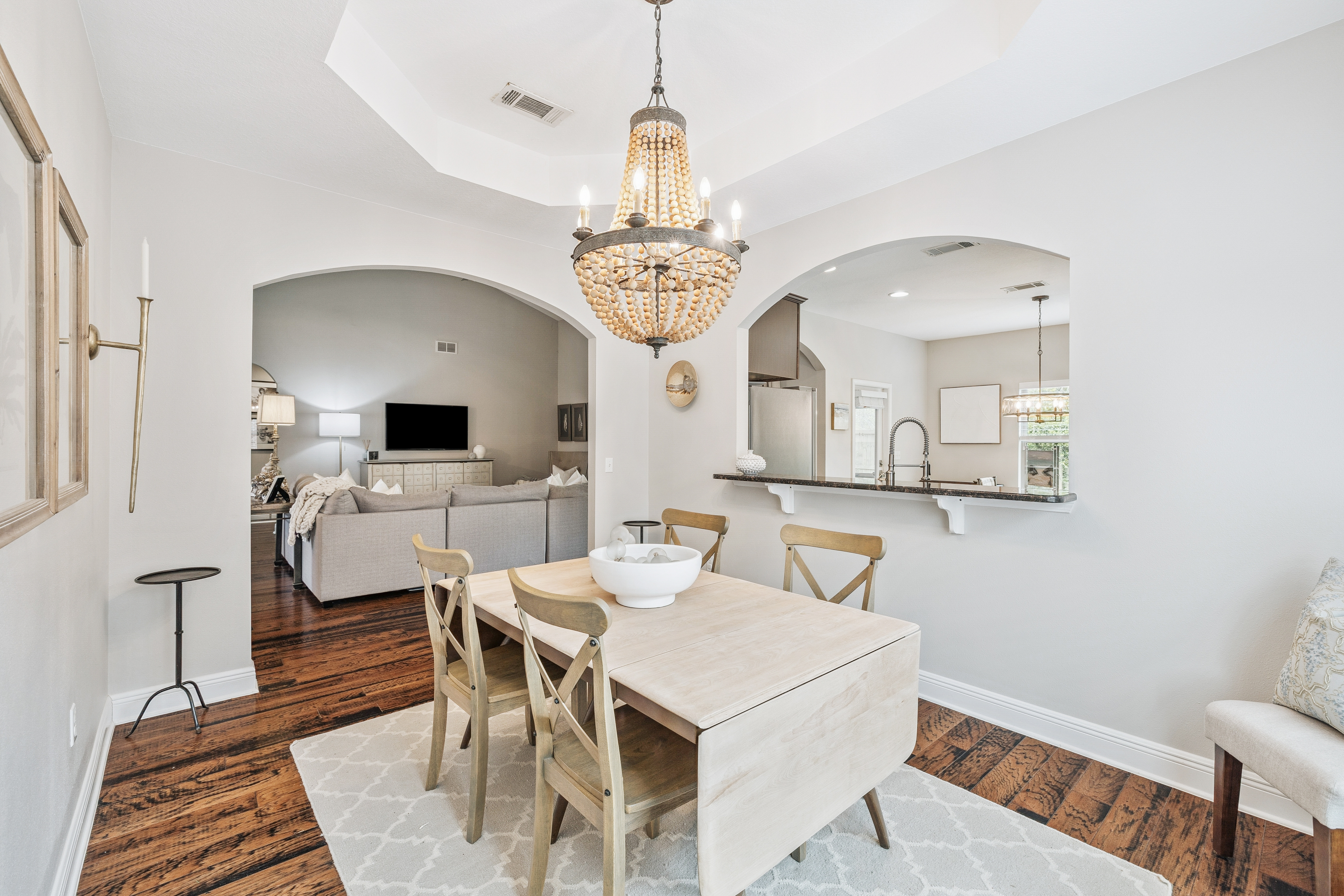  Immaculate, Spacious Single-Level Living Home with Screened Outdoor Living - 物件實景