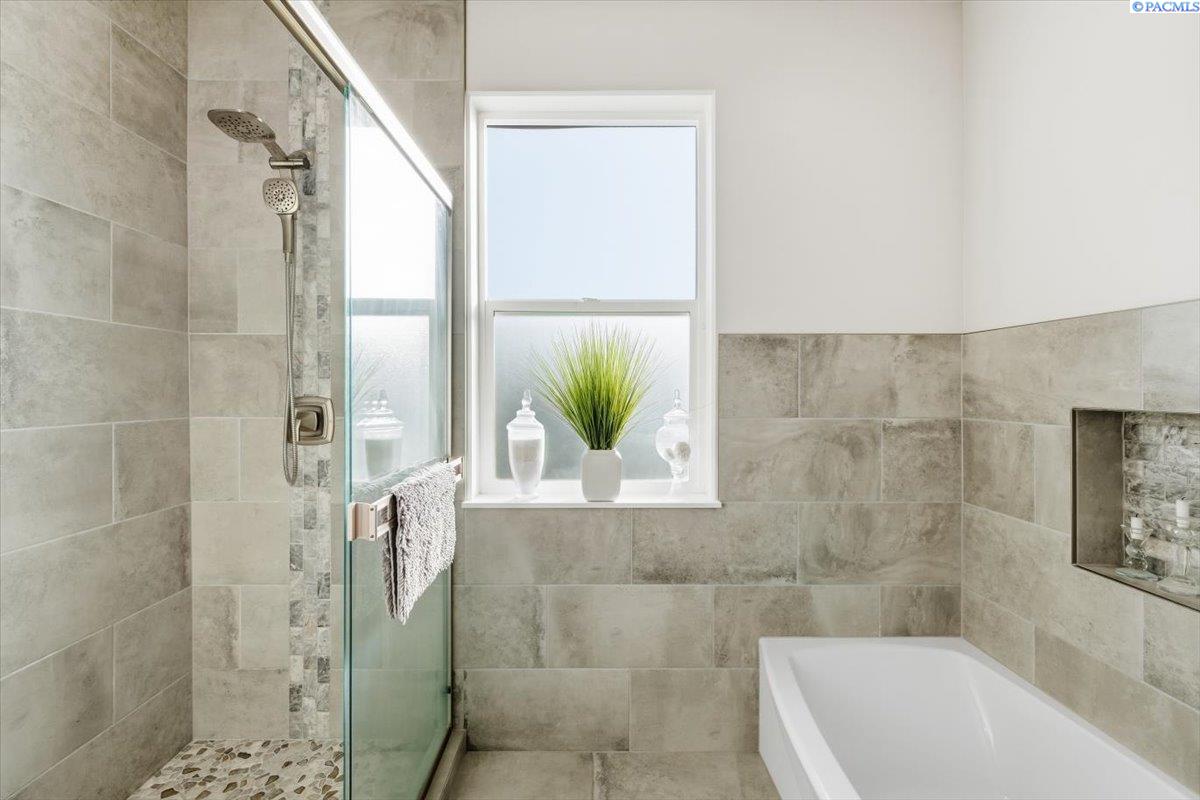 Richland, Washington, 99352, United States, 3 Bedrooms Bedrooms, ,2 BathroomsBathrooms,Residential,For Sale,1991630