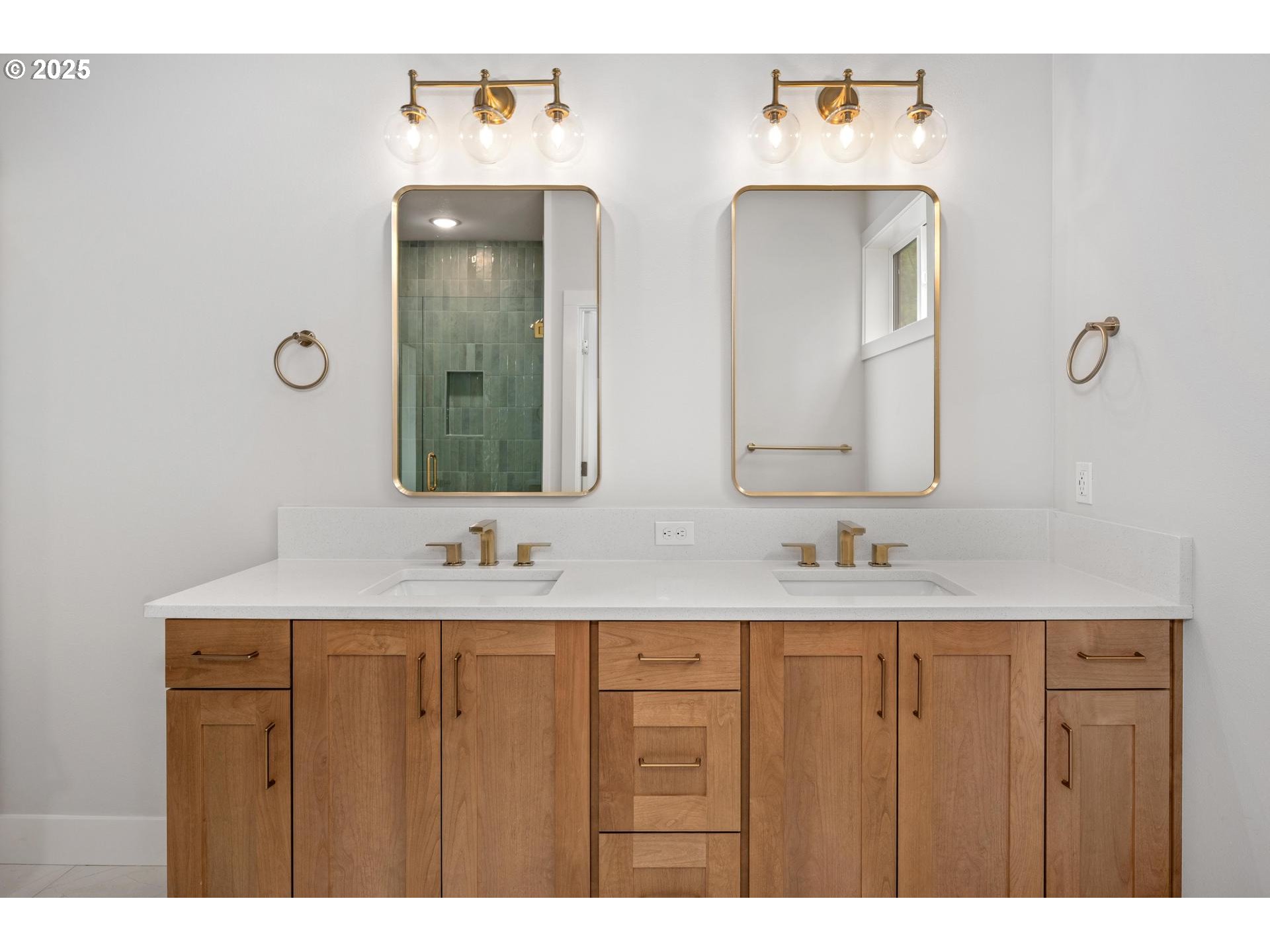 Portland, Oregon, 97219, United States, 3 Bedrooms Bedrooms, ,3 BathroomsBathrooms,Residential,For Sale,1998878