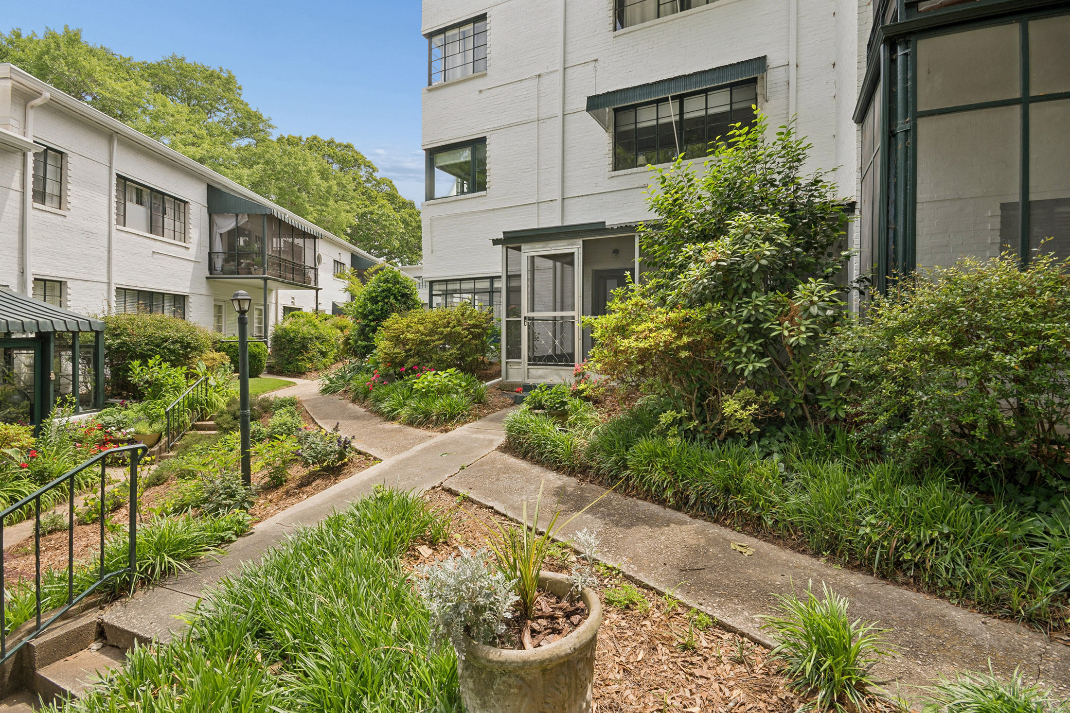  Stunning Mid-century End Unit in a Fantastic Location - 物件實景