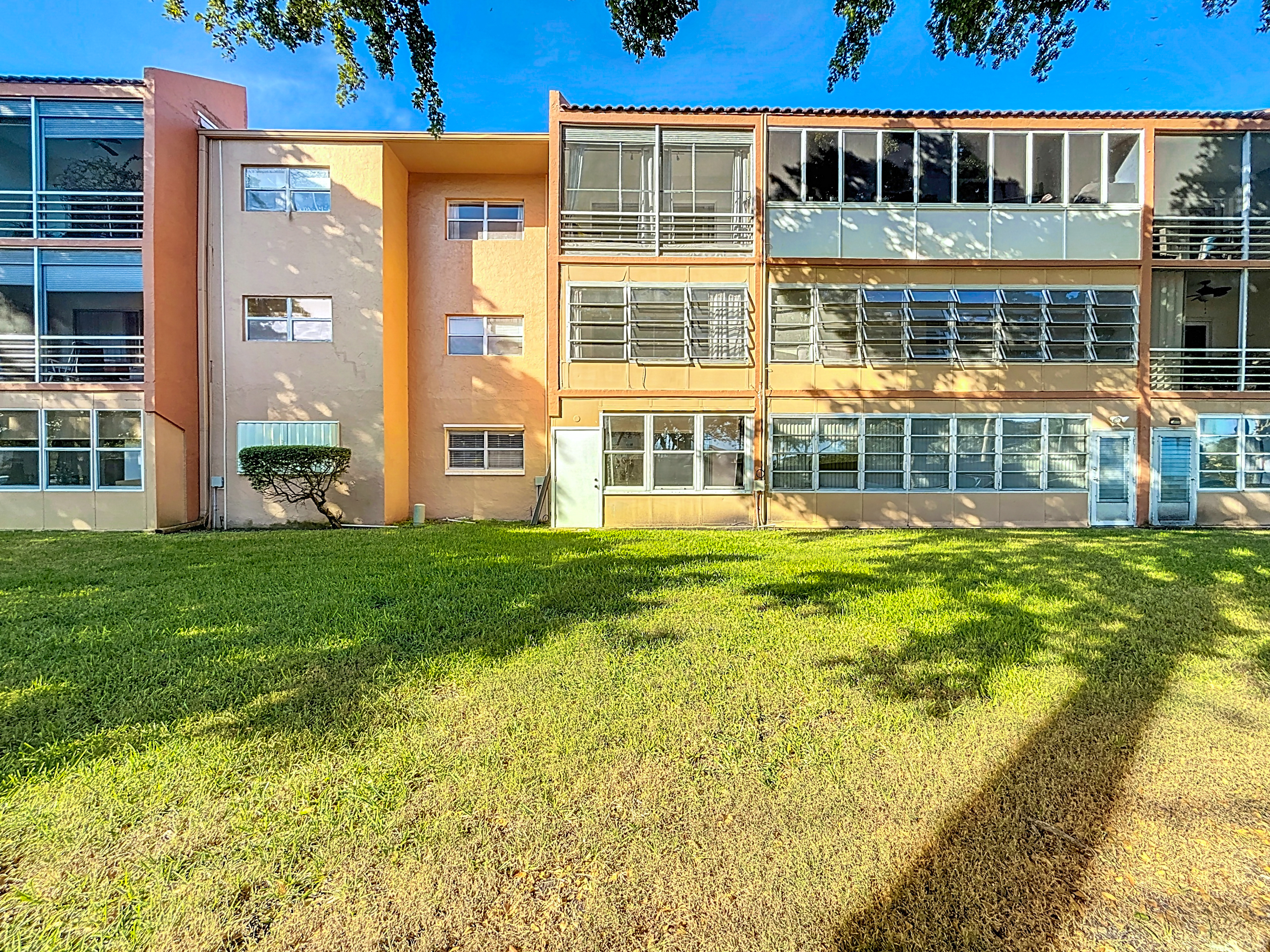  8818 W Mcnab Road, Tamarac, FL, 33321 - 物件實景