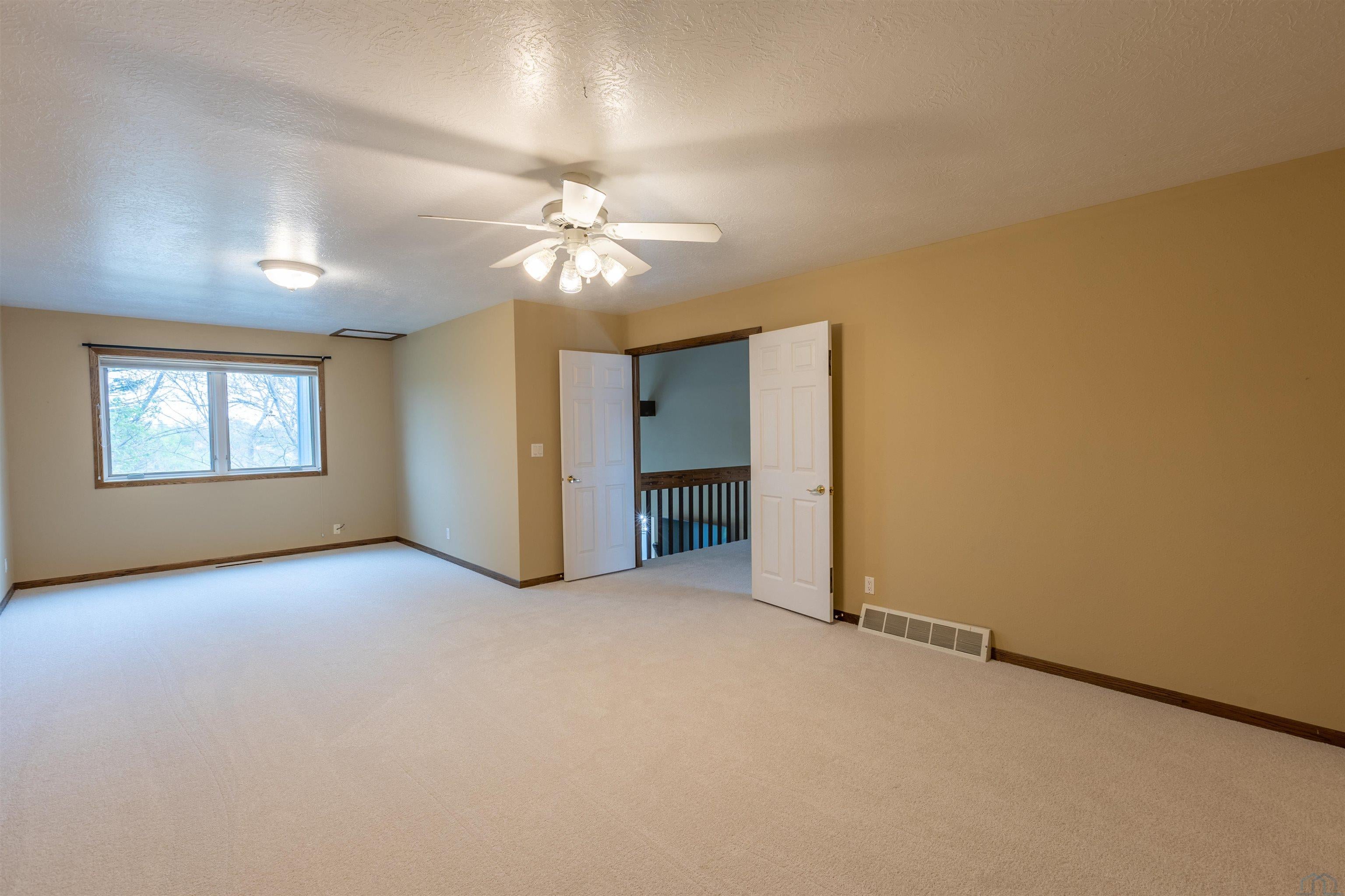 Sioux City, Iowa, 51104, United States, 4 Bedrooms Bedrooms, ,5 BathroomsBathrooms,Residential,For Sale,2042014