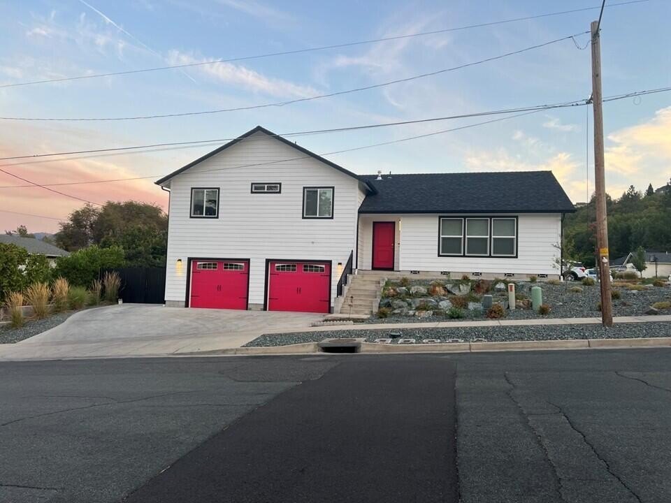 Grants Pass, Oregon, 97526, United States, 5 Bedrooms Bedrooms, ,4 BathroomsBathrooms,Residential,For Sale,1980751