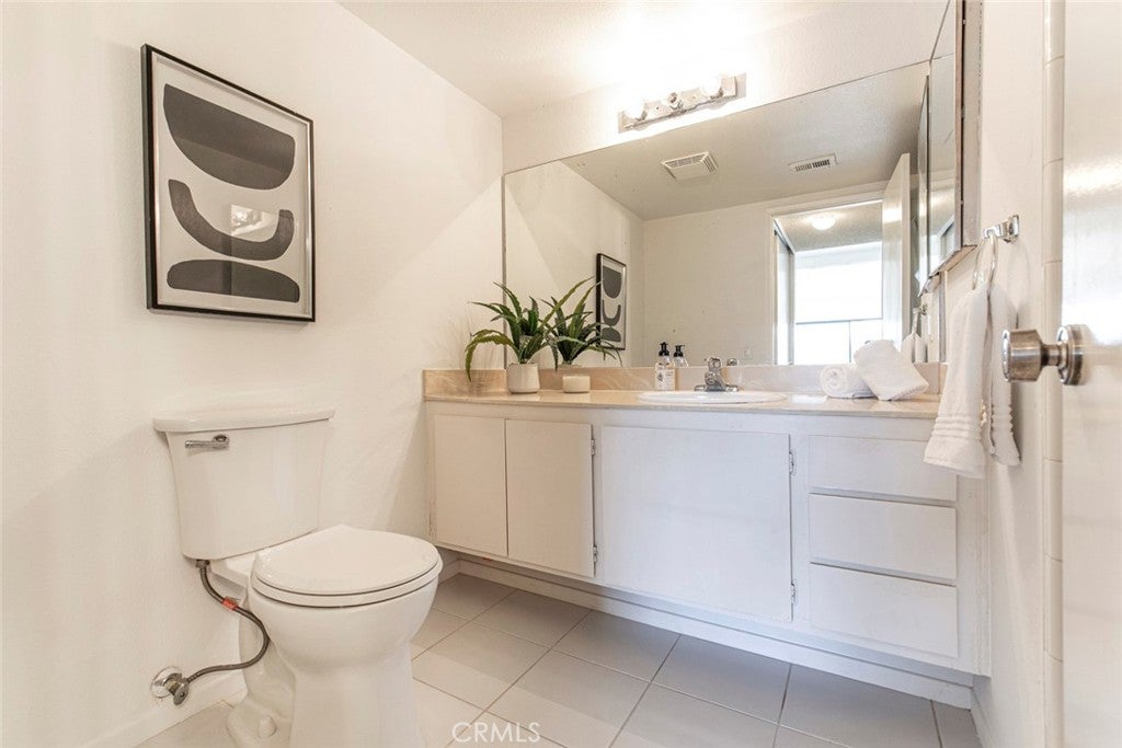 Glendale, California, 91206, United States, 2 Bedrooms Bedrooms, ,3 BathroomsBathrooms,Residential,For Sale,1941682