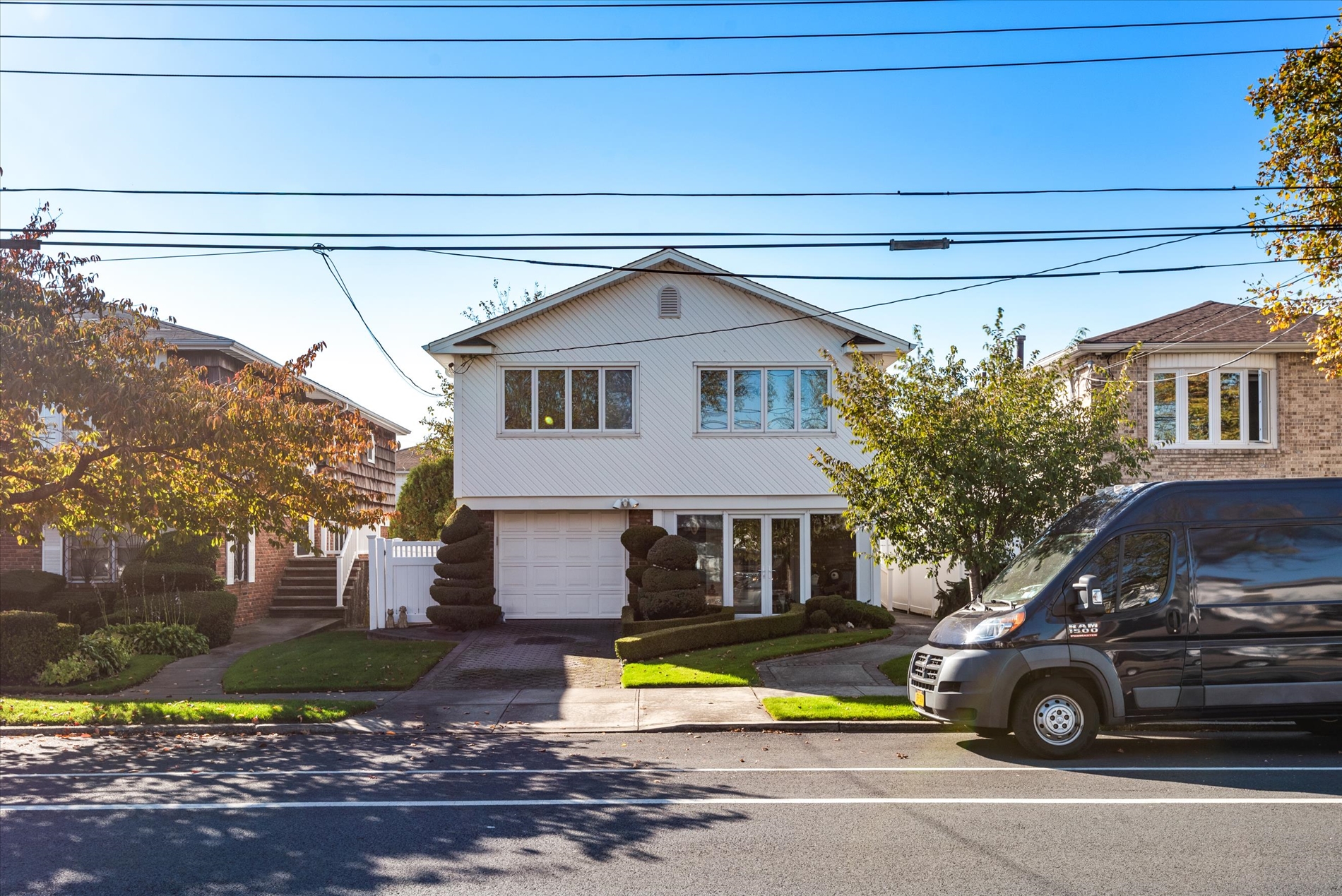 Howard Beach, New York, 11414, United States, 4 Bedrooms Bedrooms, ,3 BathroomsBathrooms,Residential,For Sale,2006115