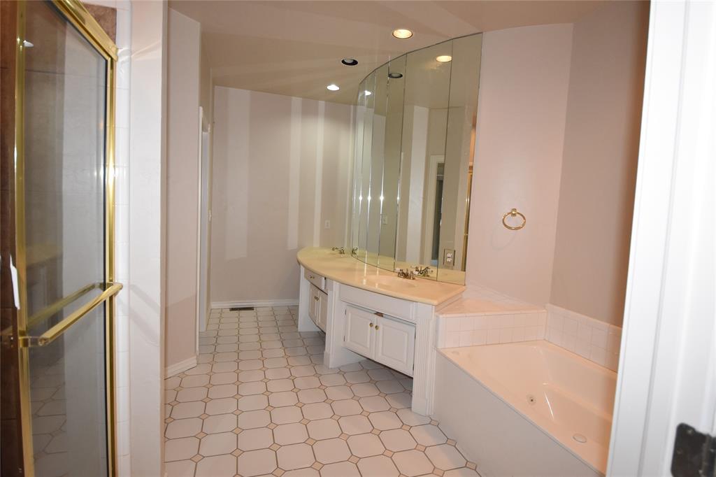 Oklahoma City, Oklahoma, 73142, United States, 5 Bedrooms Bedrooms, ,4 BathroomsBathrooms,Residential,For Sale,1935370
