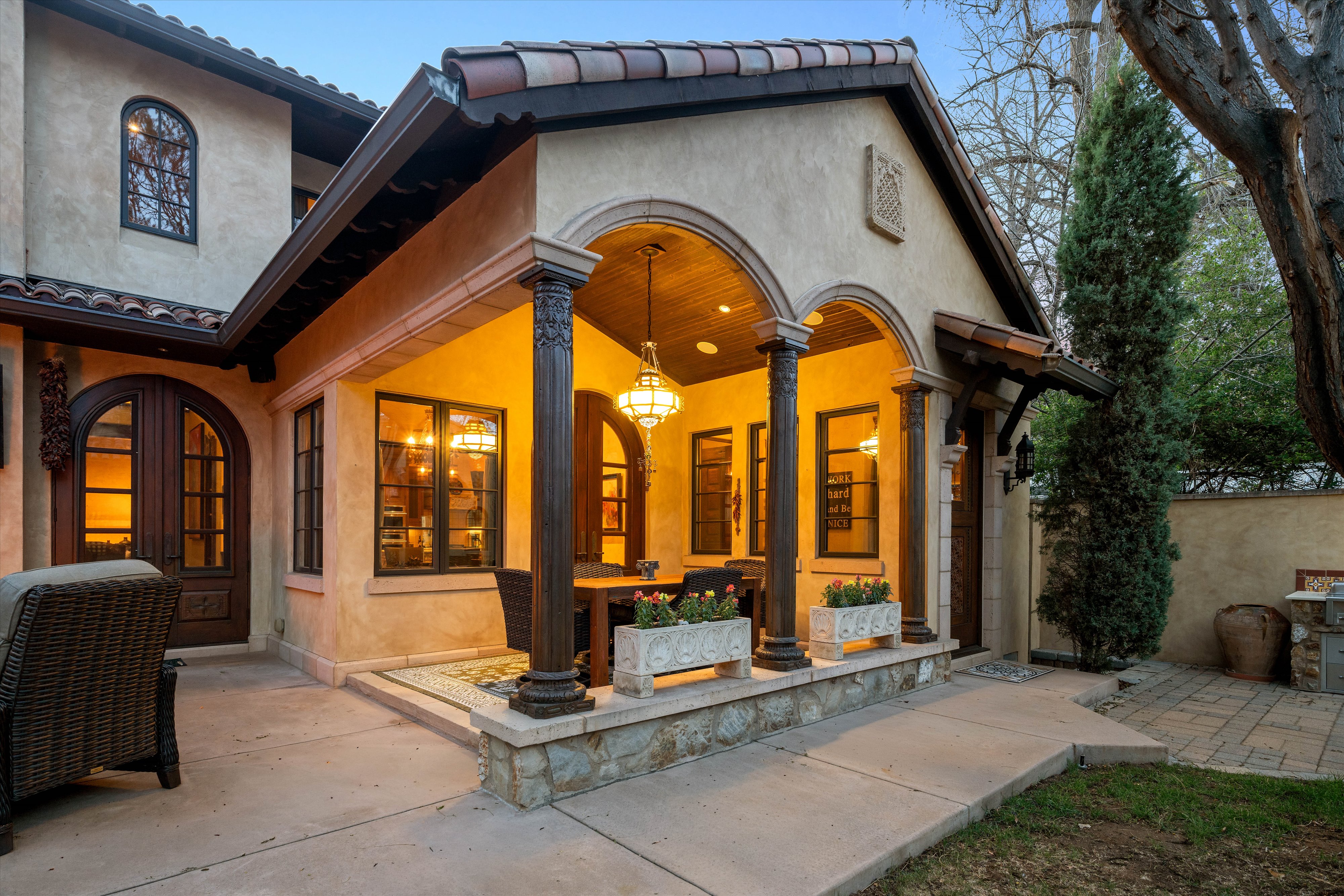  Rare Spanish Colonial Revival Home in One of Observatory Park - 物件實景