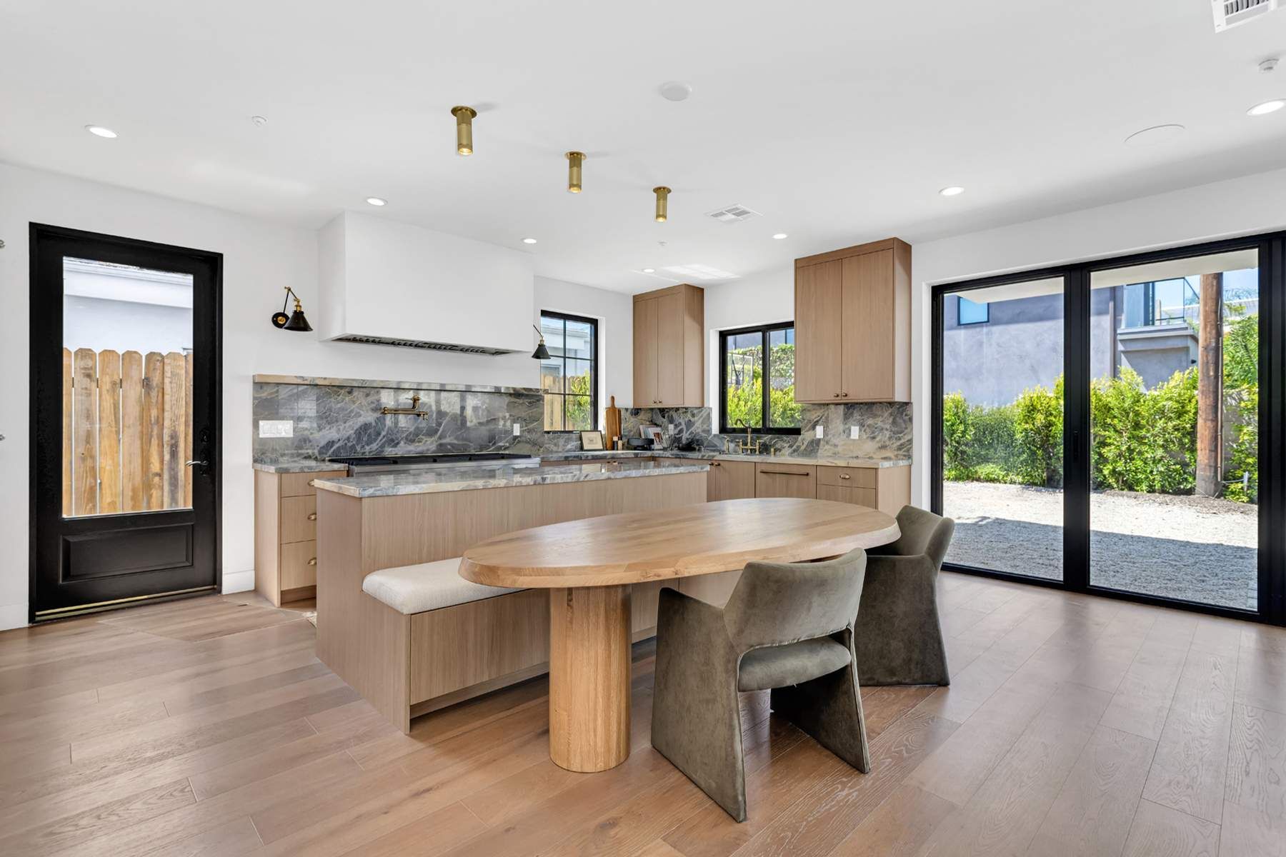 8671 Clifton Way - 物件實景