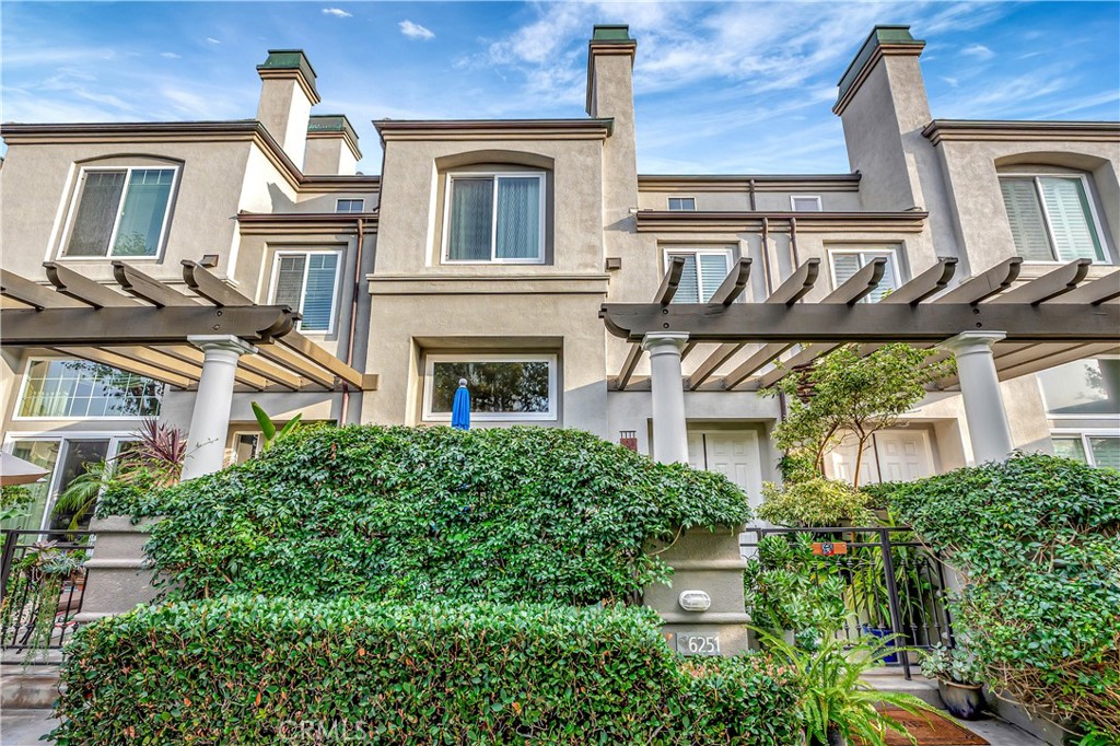 Huntington Beach, California, 92648, United States, 2 Bedrooms Bedrooms, ,3 BathroomsBathrooms,Residential,For Sale,1992033