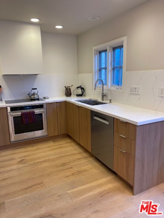 Los Angeles, California, 90004, United States, 2 Bedrooms Bedrooms, ,3 BathroomsBathrooms,Residential,For Sale,1940175