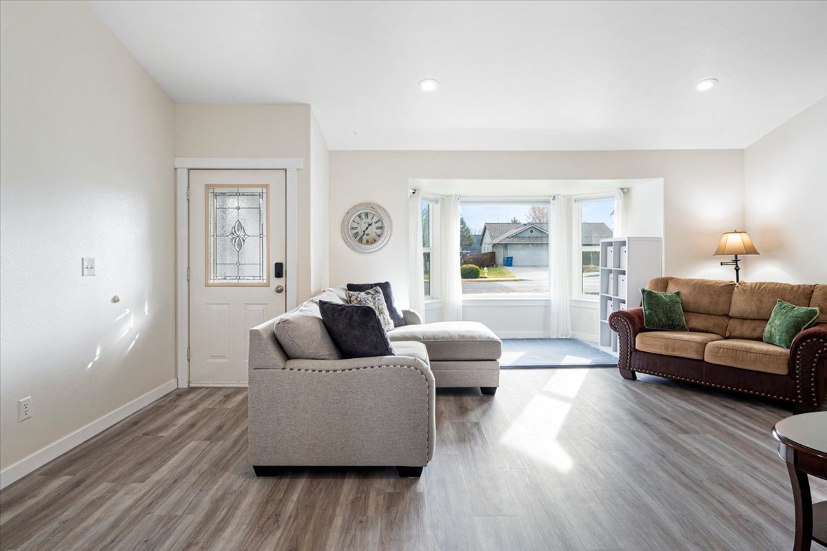 Redmond, Oregon, 97756, United States, 3 Bedrooms Bedrooms, ,2 BathroomsBathrooms,Residential,For Sale,1991530