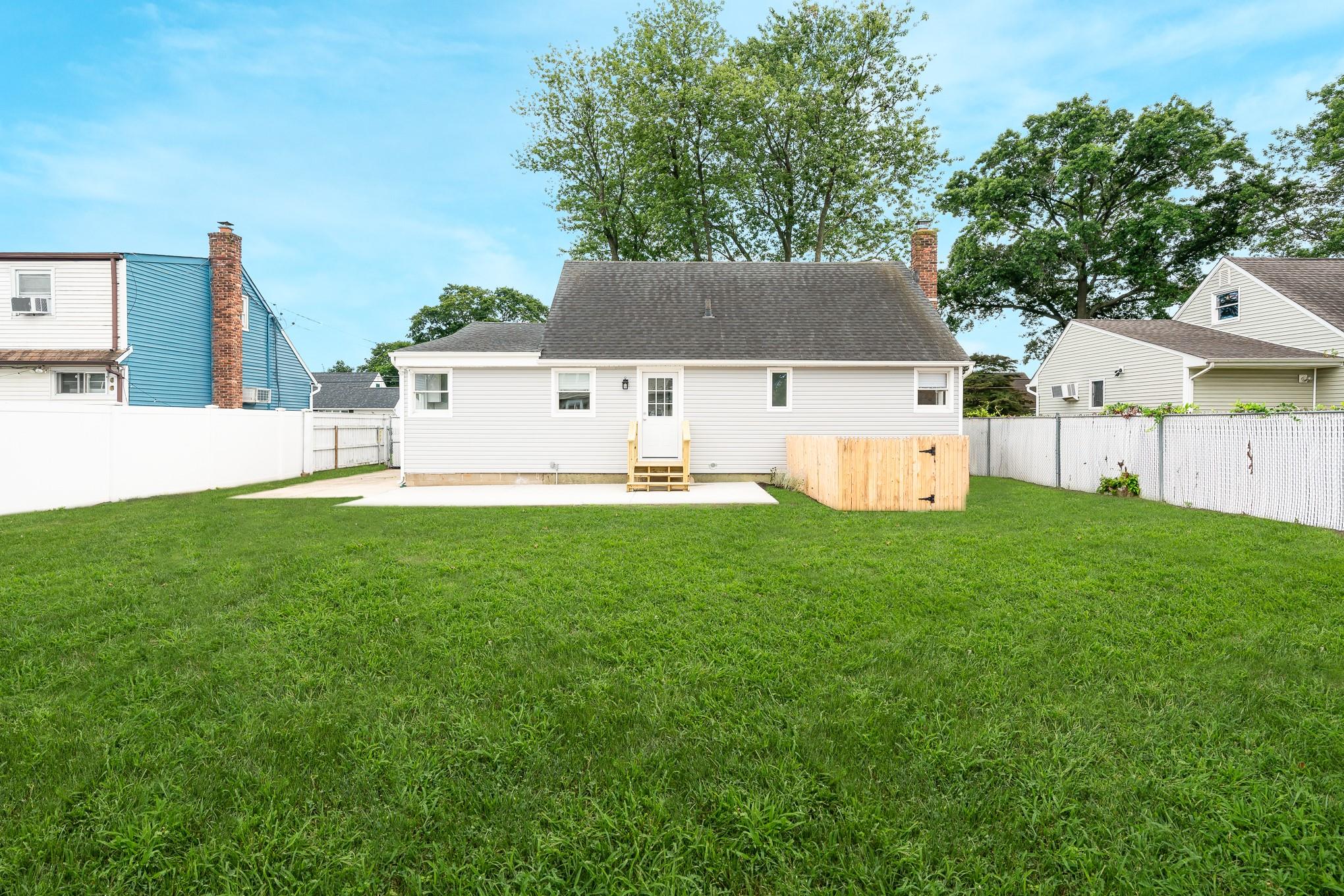 Lindenhurst, New York, 11757, United States, 4 Bedrooms Bedrooms, ,2 BathroomsBathrooms,Residential,For Sale,1899755