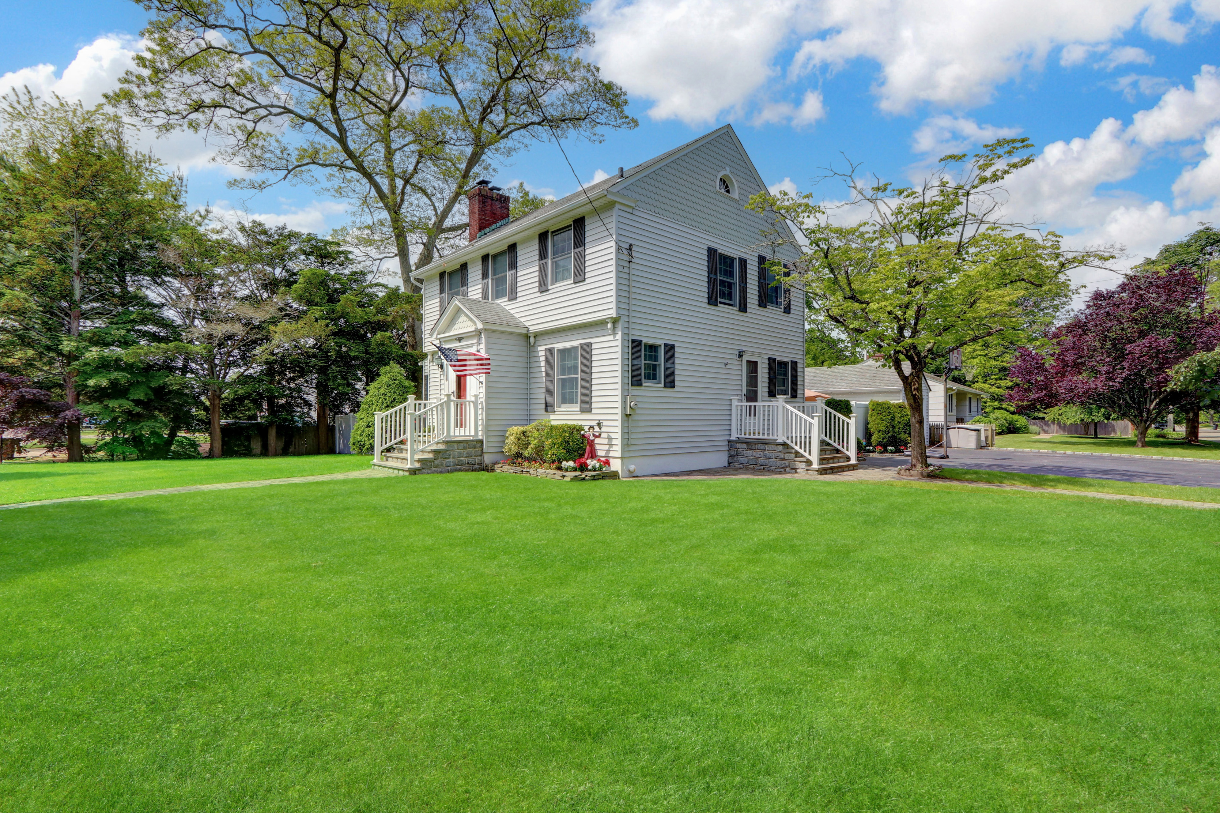 Babylon, New York, 11702, United States, 3 Bedrooms Bedrooms, ,2 BathroomsBathrooms,Residential,For Sale,1861866