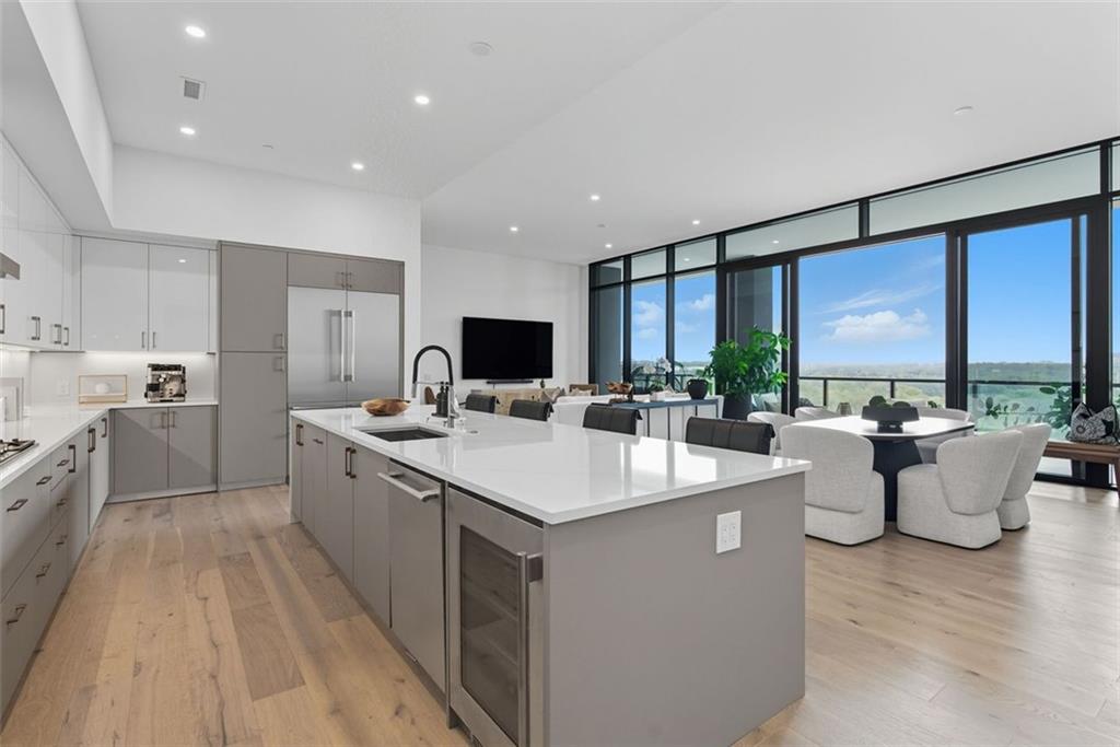 Atlanta, Georgia, 30305, United States, 2 Bedrooms Bedrooms, ,3 BathroomsBathrooms,Residential,For Sale,1979191