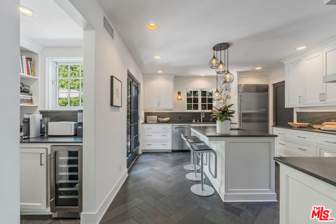 Los Angeles, California, 90020, United States, 5 Bedrooms Bedrooms, ,5 BathroomsBathrooms,Residential,For Sale,1939583