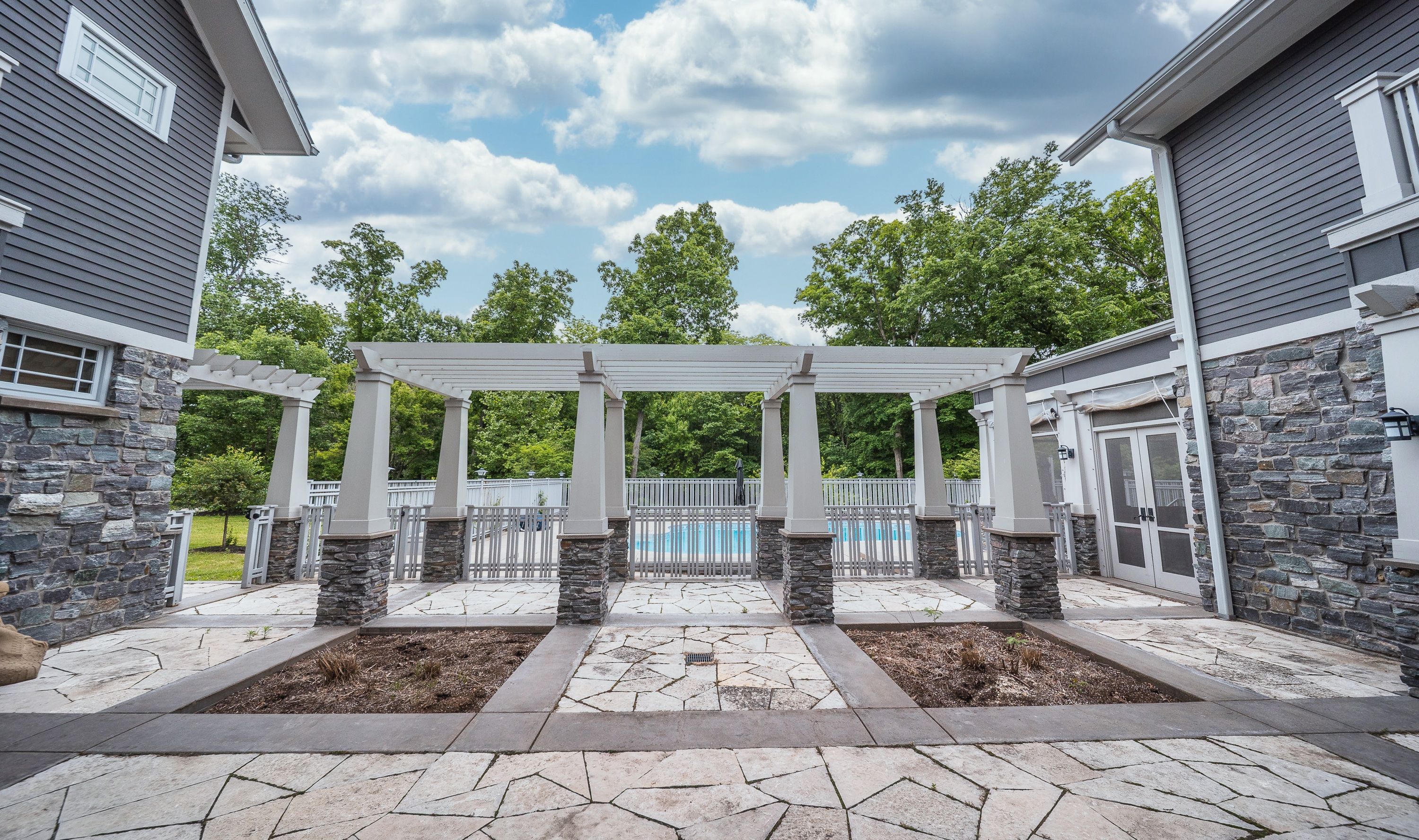  Stunning Prairie-Inspired Estate on 16 Acres of Scenic Woodlands - 物件實景
