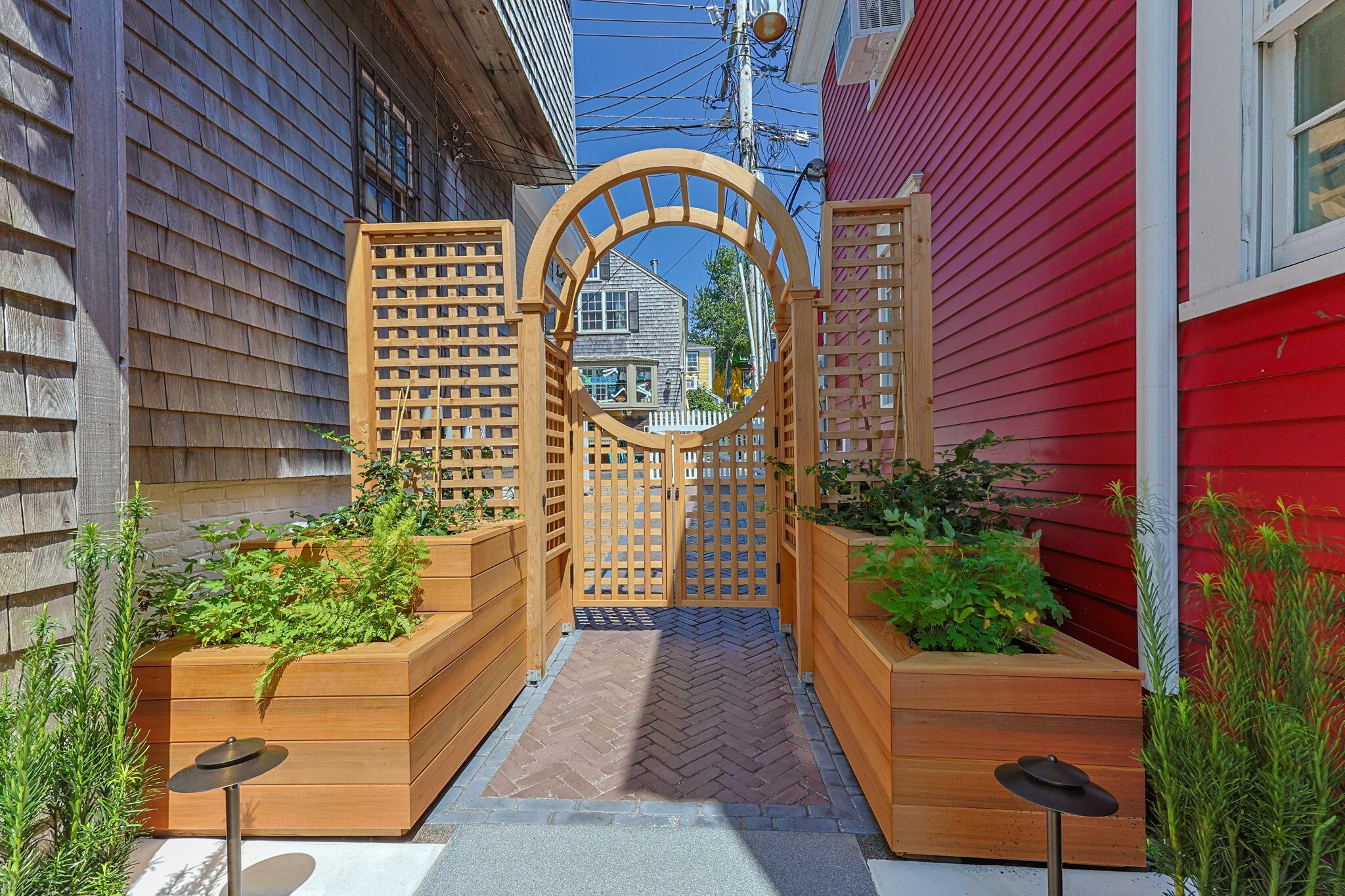  Detached Beachfront Home with Rooftop Deck and Harbor Views - 物件實景