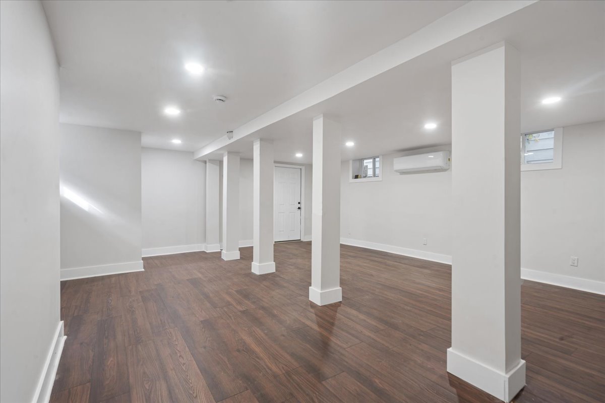 Bergen, Lodi Borough, New Jersey, 07644, United States, 6 Bedrooms Bedrooms, ,4 BathroomsBathrooms,Residential,For Sale,1977349