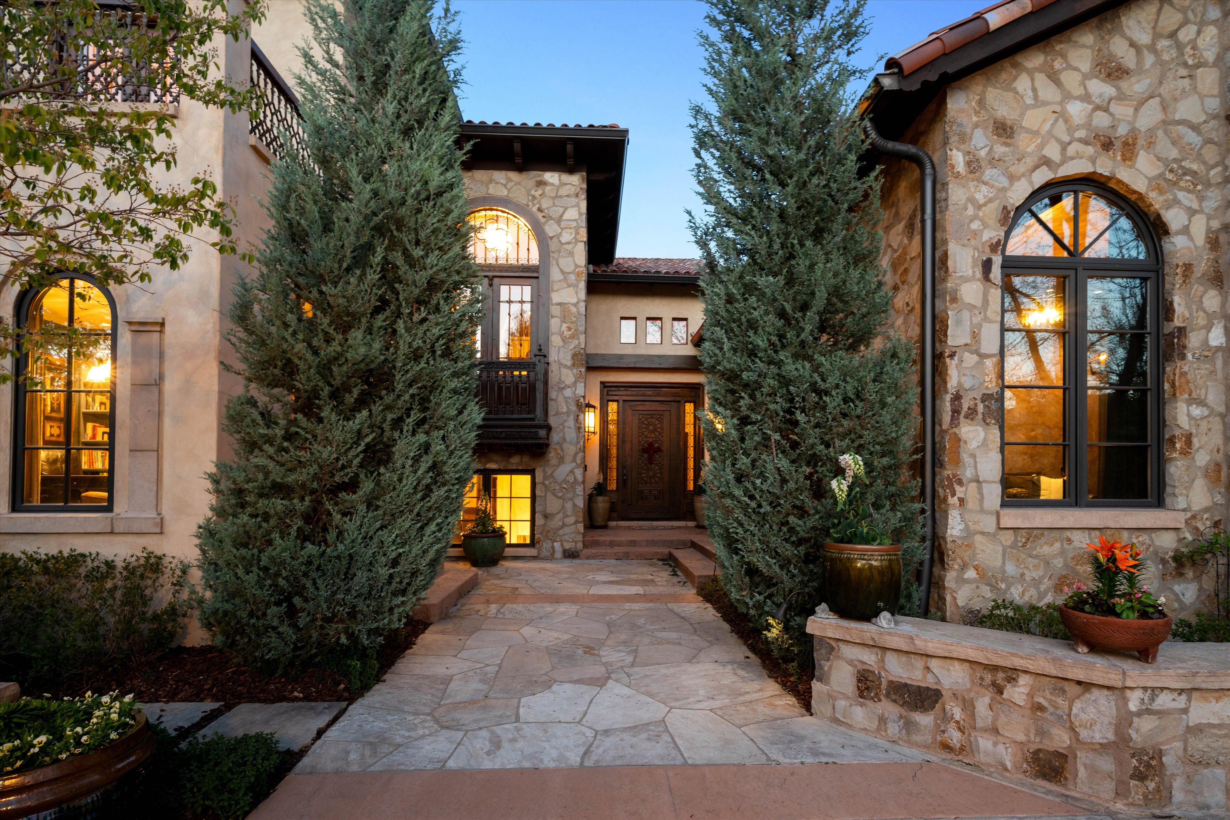  Rare Spanish Colonial Revival Home in One of Observatory Park - 物件實景