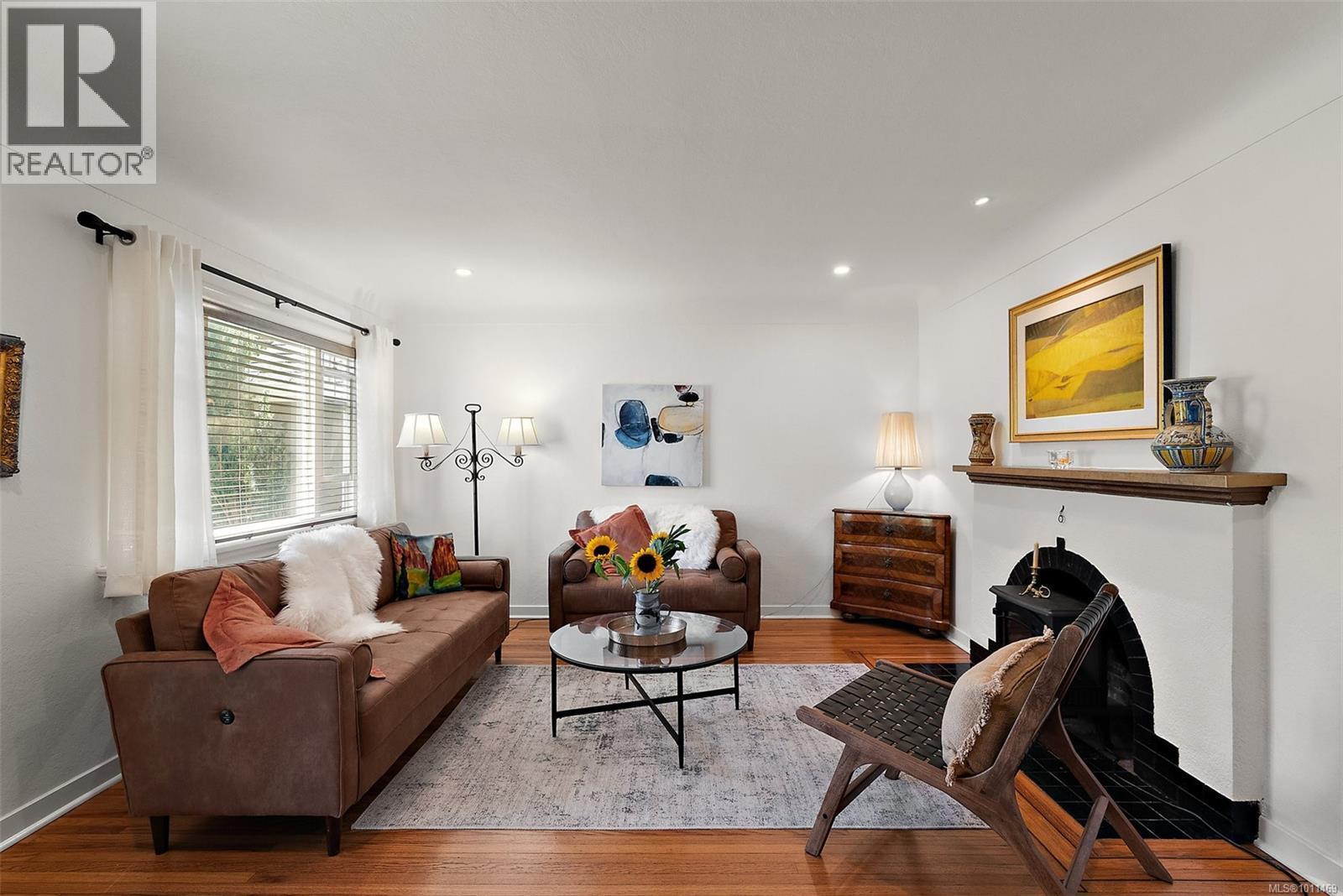 OAK BAY, British Columbia, V8R 5L1, CA, 3 Bedrooms Bedrooms, ,1 BathroomBathrooms,Residential,For Sale,1949750