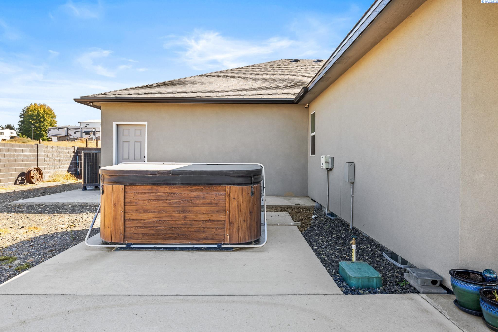 Pasco, Washington, 99301, United States, 5 Bedrooms Bedrooms, ,3 BathroomsBathrooms,Residential,For Sale,1997788