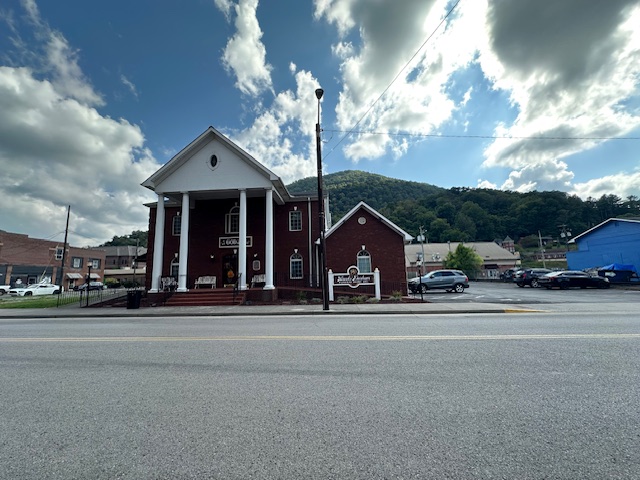 Pineville, Kentucky, 40977, United States, 1 Bedroom Bedrooms, ,3 BathroomsBathrooms,Residential,For Sale,1974652