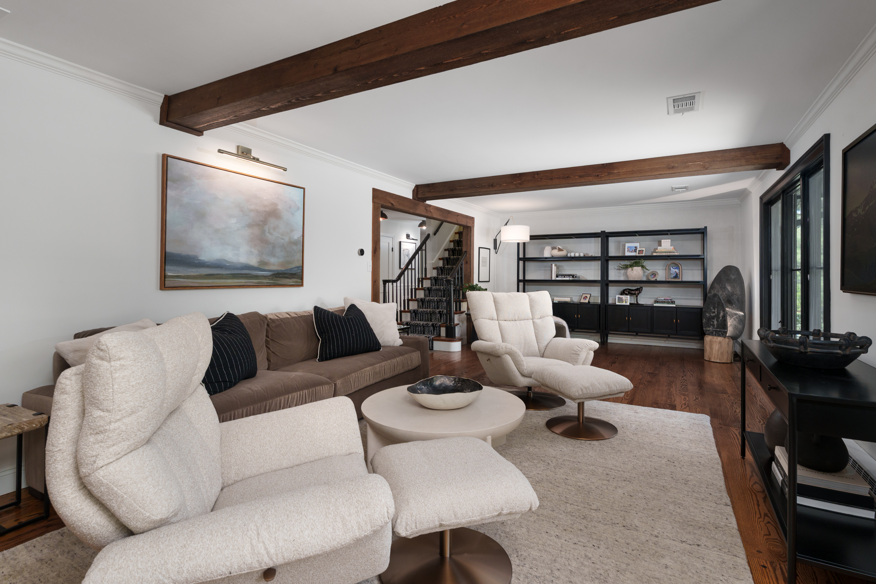  Turnkey Home Featuring Designer Kitchen, New Baths, and Resort-Style Yard - 物件實景