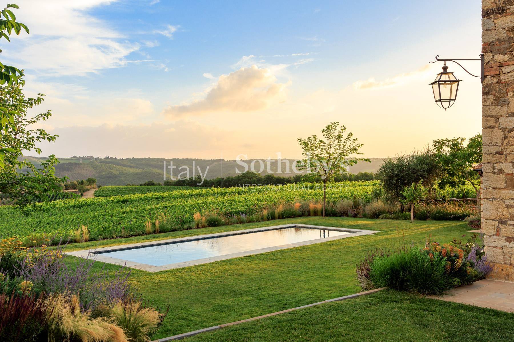  A prestigious wine estate with villa, pool and church - 物件實景