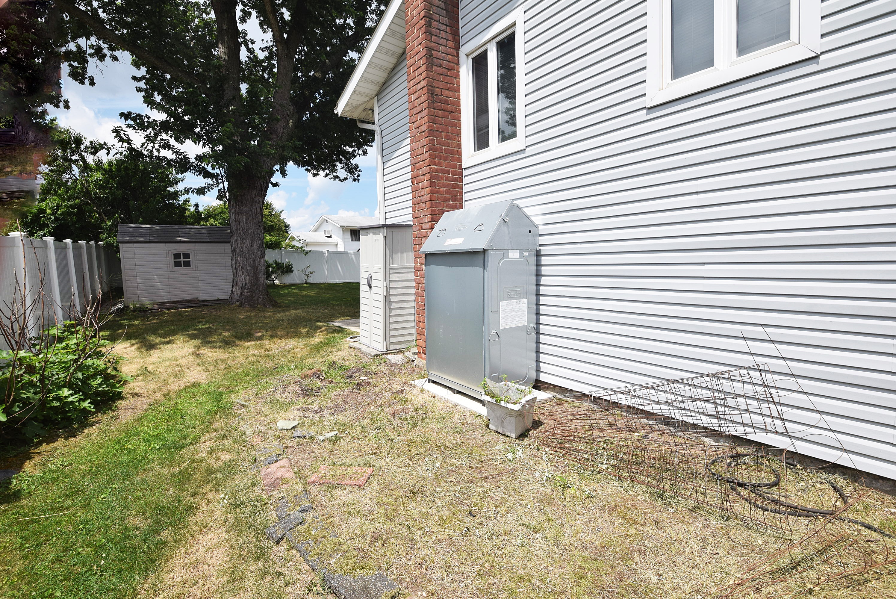 Wheatley Heights, New York, 11798, United States, 5 Bedrooms Bedrooms, ,2 BathroomsBathrooms,Residential,For Sale,1892743