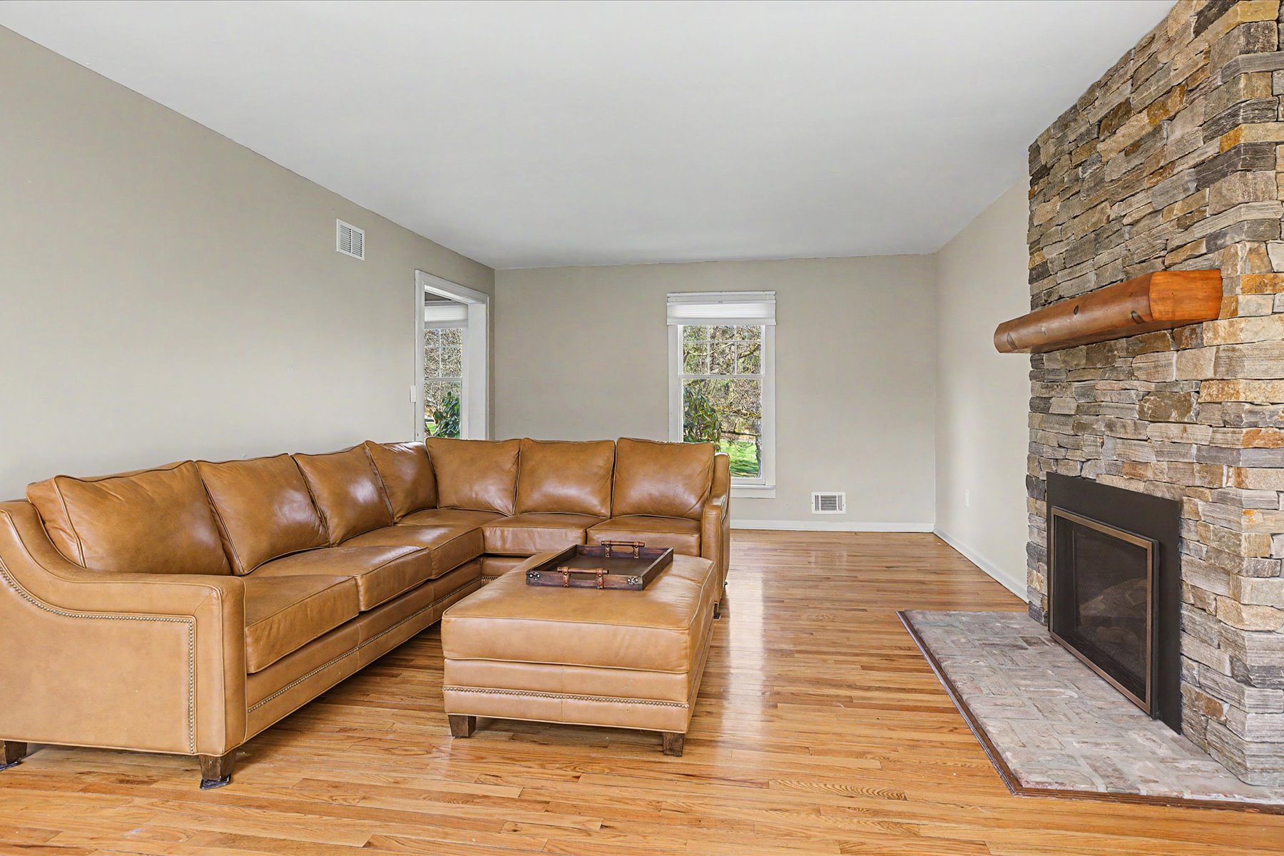  Lovely Cape Cod Home Situated on Two Private Acres - 物件實景