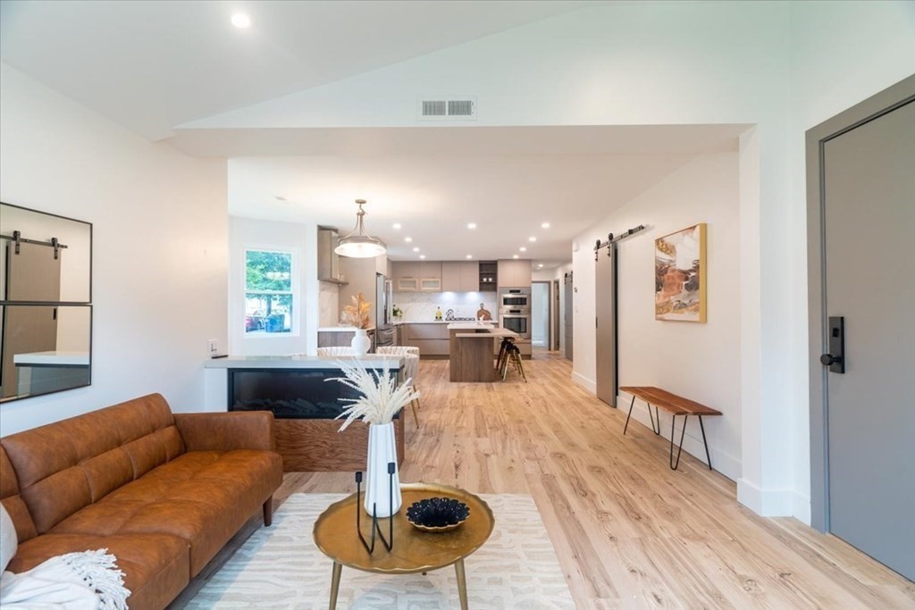 Reading, Massachusetts, 01867, United States, 3 Bedrooms Bedrooms, ,3 BathroomsBathrooms,Residential,For Sale,1880816