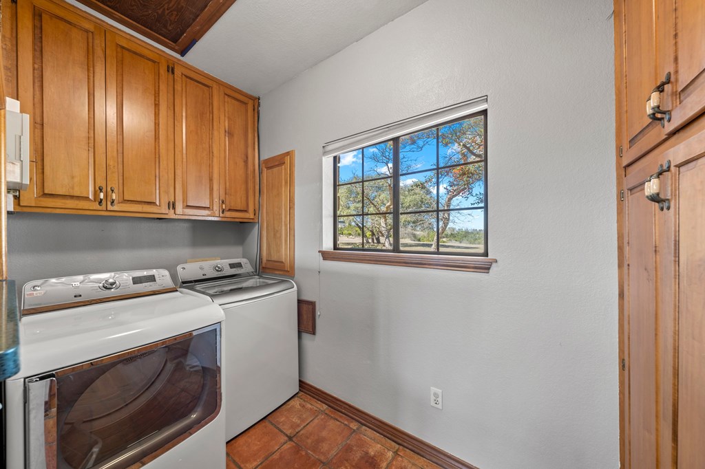Kerrville, Texas, 78028, United States, 3 Bedrooms Bedrooms, ,5 BathroomsBathrooms,Residential,For Sale,1930958