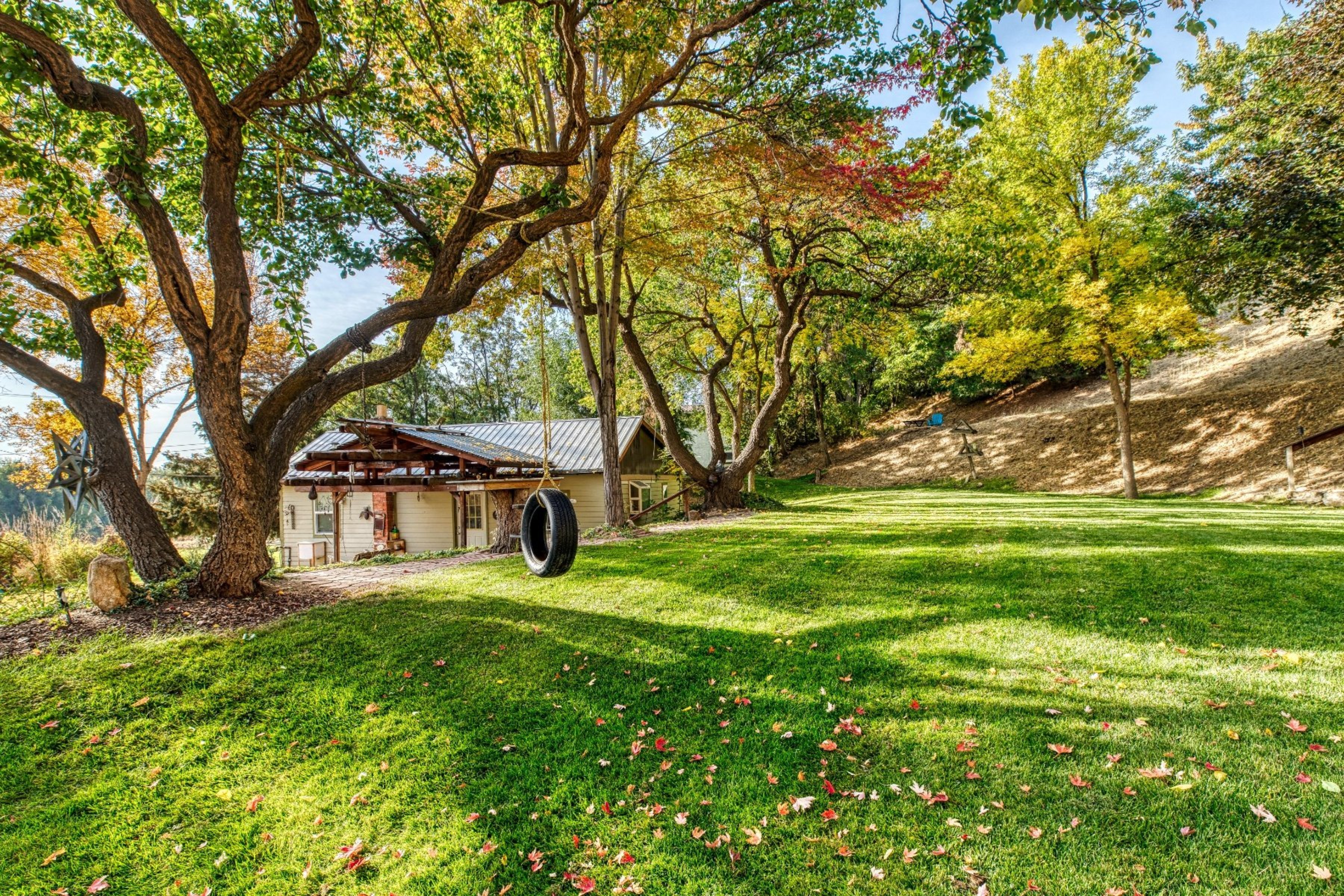  Opportunity to Subdivide - Build Homes With a City & Foothills View - 物件實景