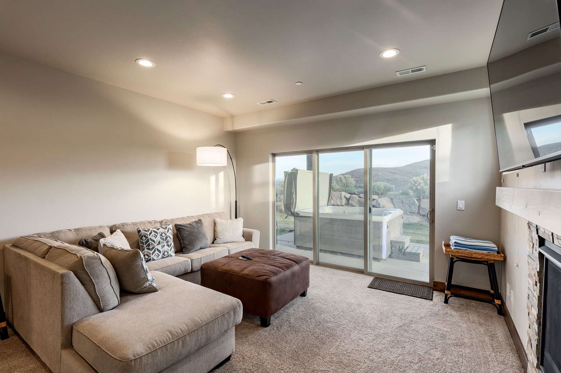  Stunning End-Unit Townhome With Loads of Natural Light - 物件實景