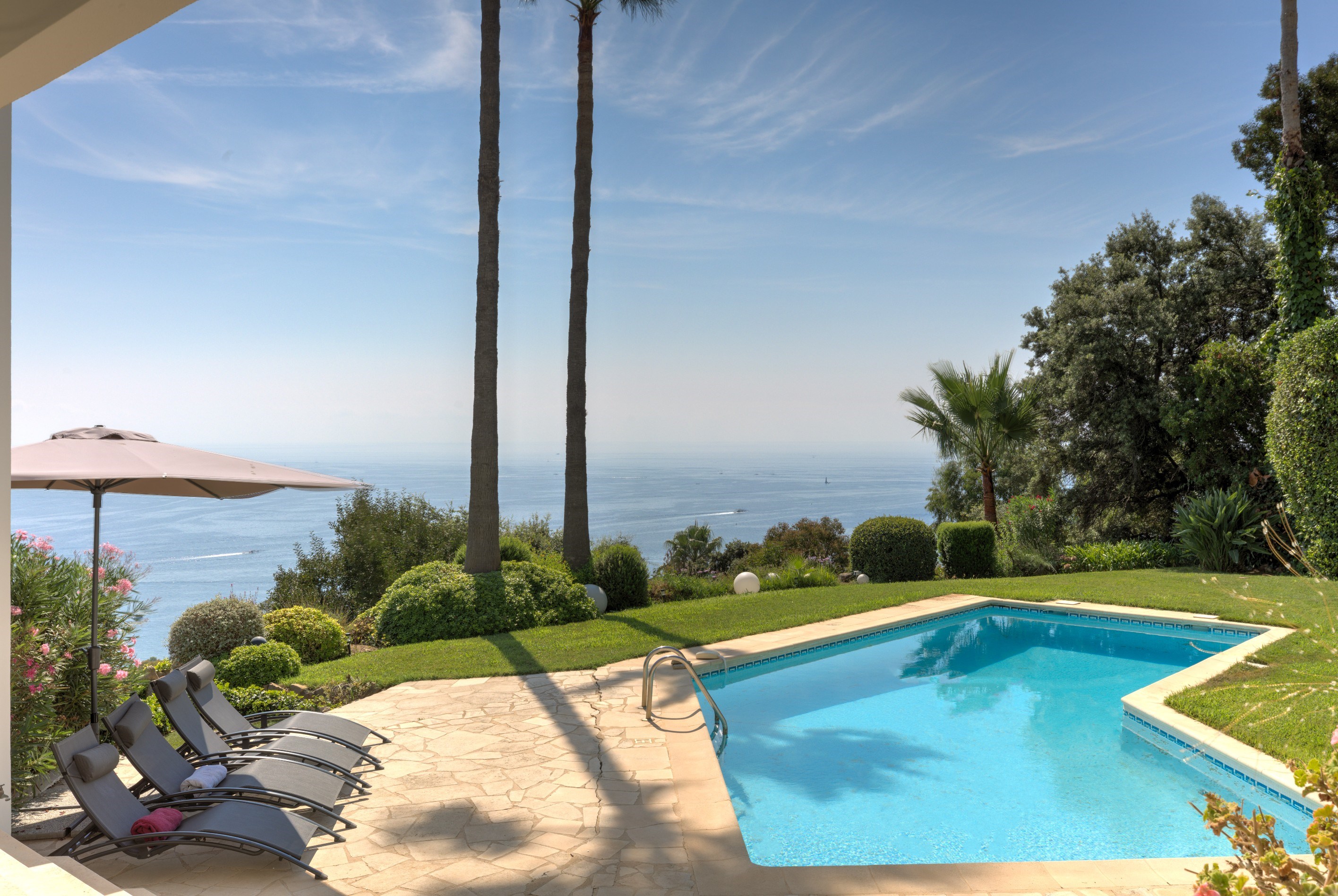  Super Cannes Vallauris, 260 sqm villa with five bedrooms, pool and panoramic se… - 物件實景