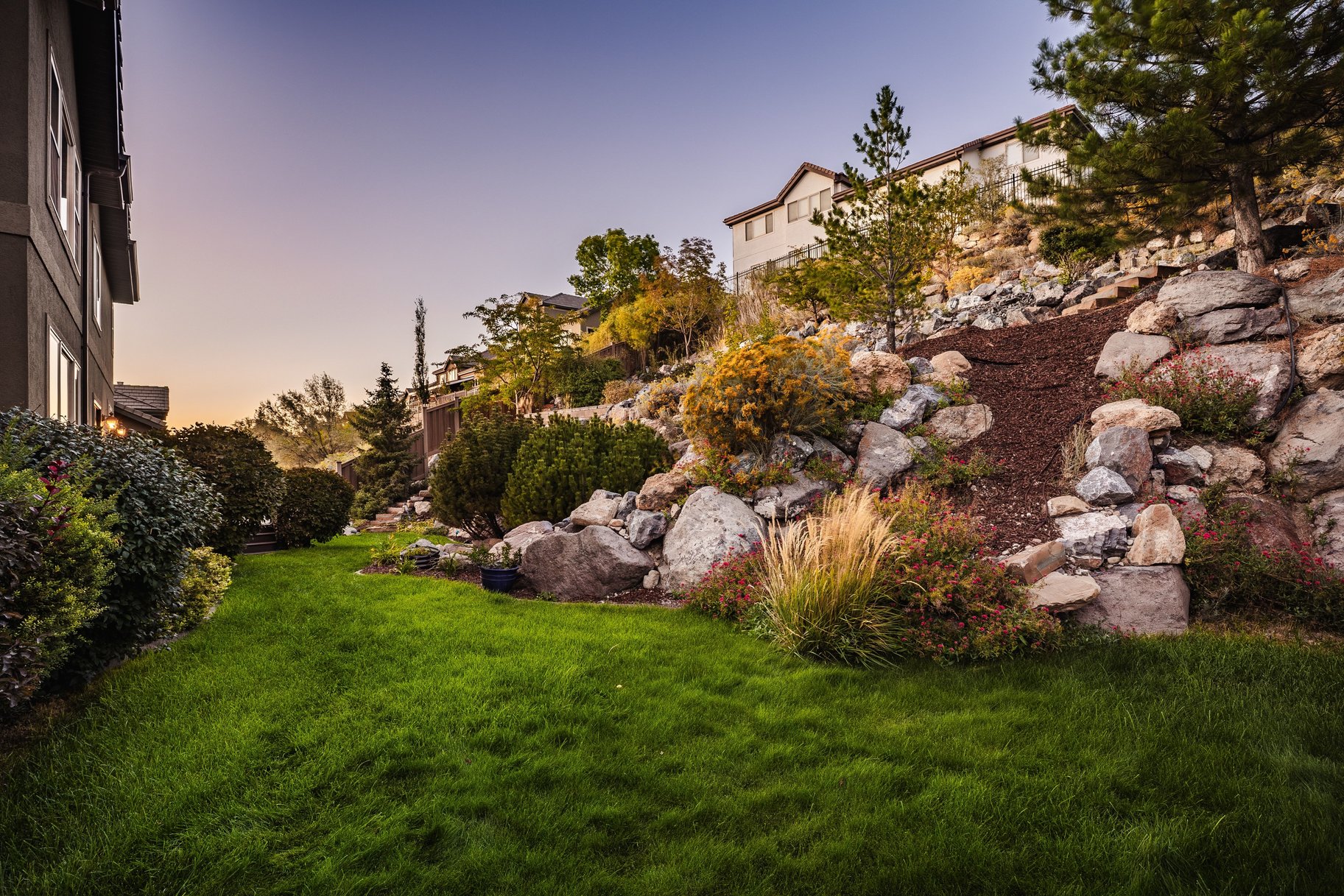 Nearly 7,000 Square Feet with a Stunning Backyard Water Feature - 物件實景