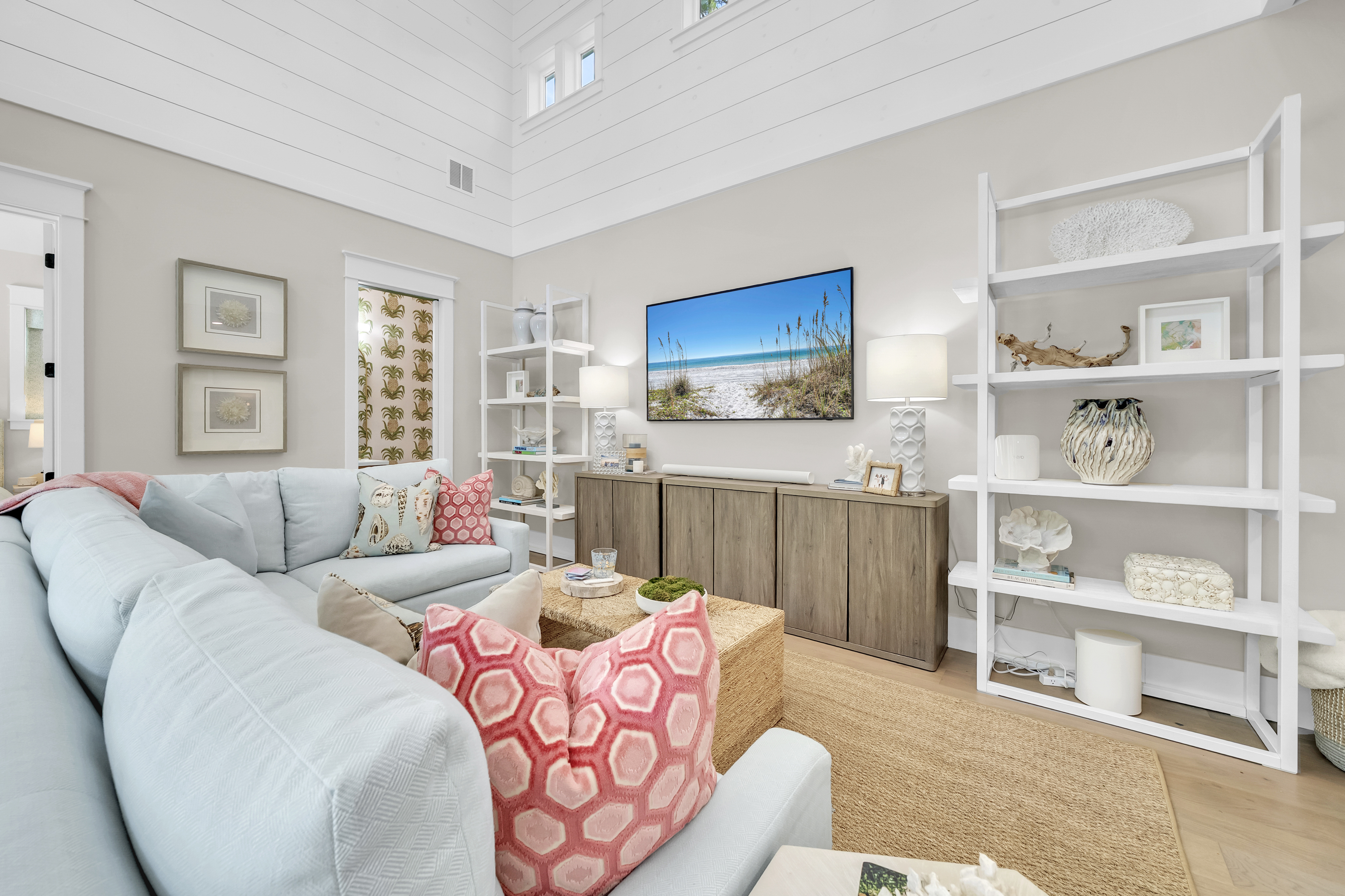  Custom Coastal Home With Private Pool And Expansive Outdoor Living - 物件實景