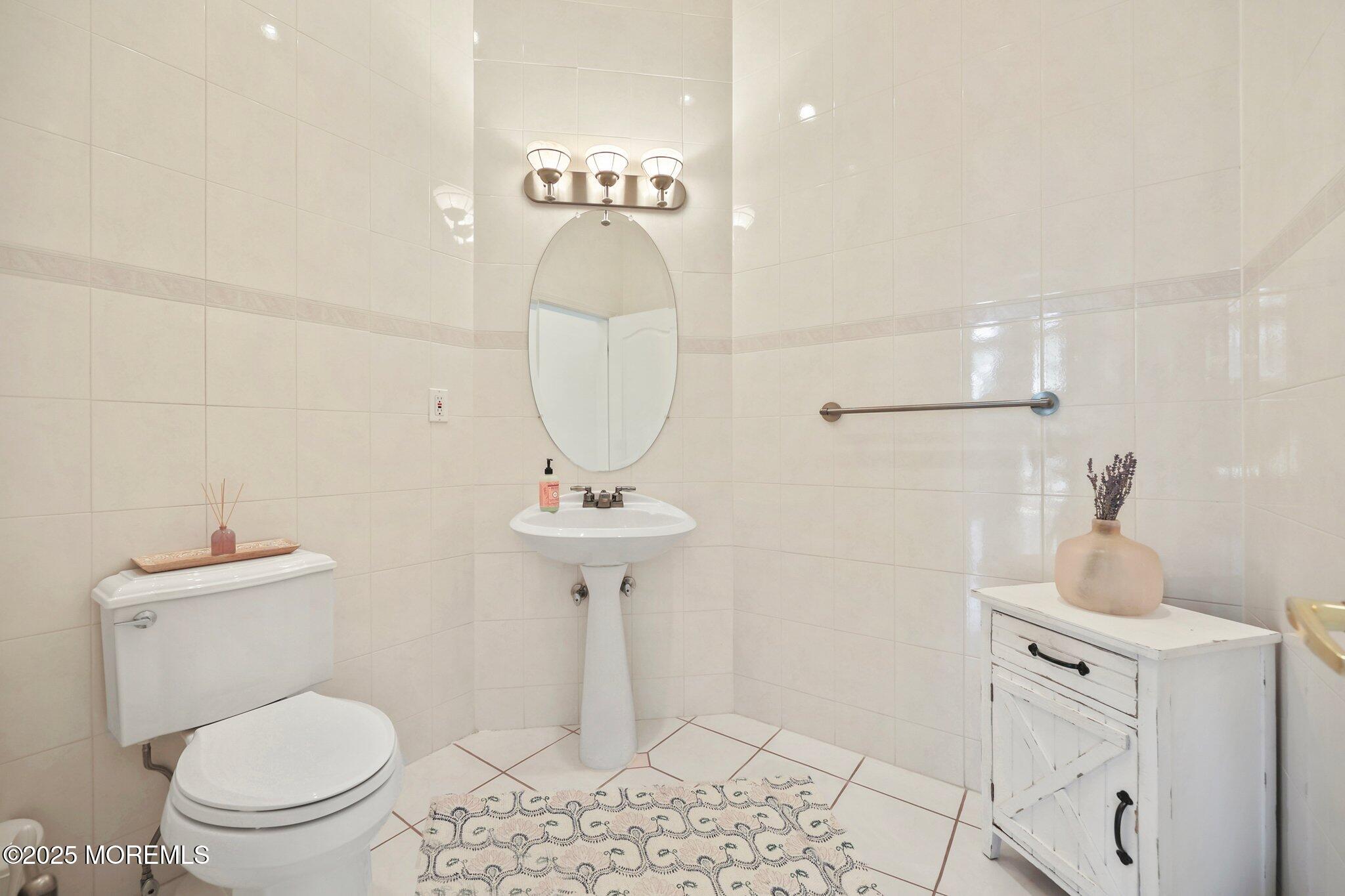 Manalapan, New Jersey, 07726, United States, 5 Bedrooms Bedrooms, ,7 BathroomsBathrooms,Residential,For Sale,1979083