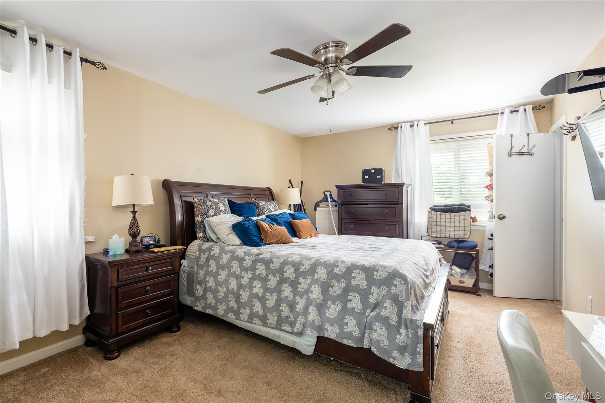 Port Jefferson Station, New York, 11776, United States, 3 Bedrooms Bedrooms, ,2 BathroomsBathrooms,Residential,For Sale,1938737
