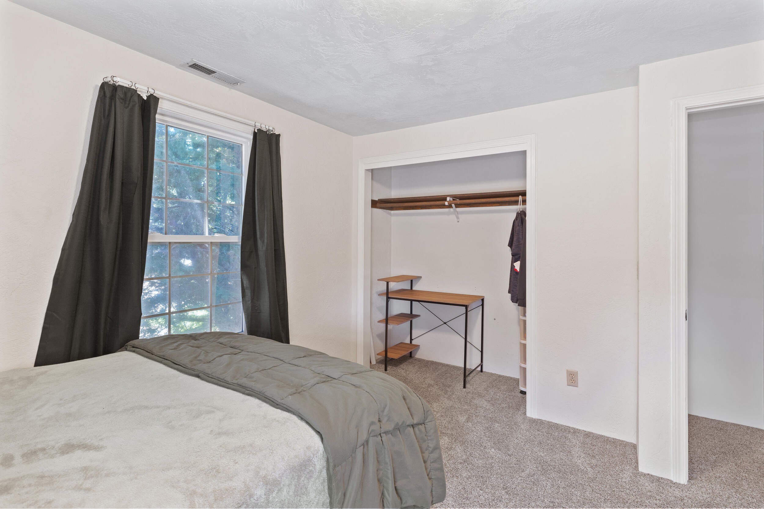 Medford, Oregon, 97504, United States, 4 Bedrooms Bedrooms, ,3 BathroomsBathrooms,Residential,For Sale,1974325