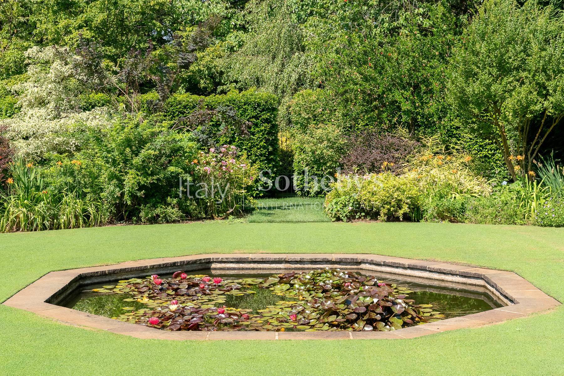  Prestigious residence with a magnificent landscaped garden. - 物件實景