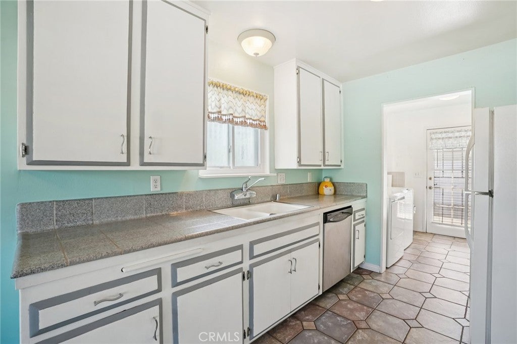 Lakewood, California, 90715, United States, 3 Bedrooms Bedrooms, ,1 BathroomBathrooms,Residential,For Sale,1988216