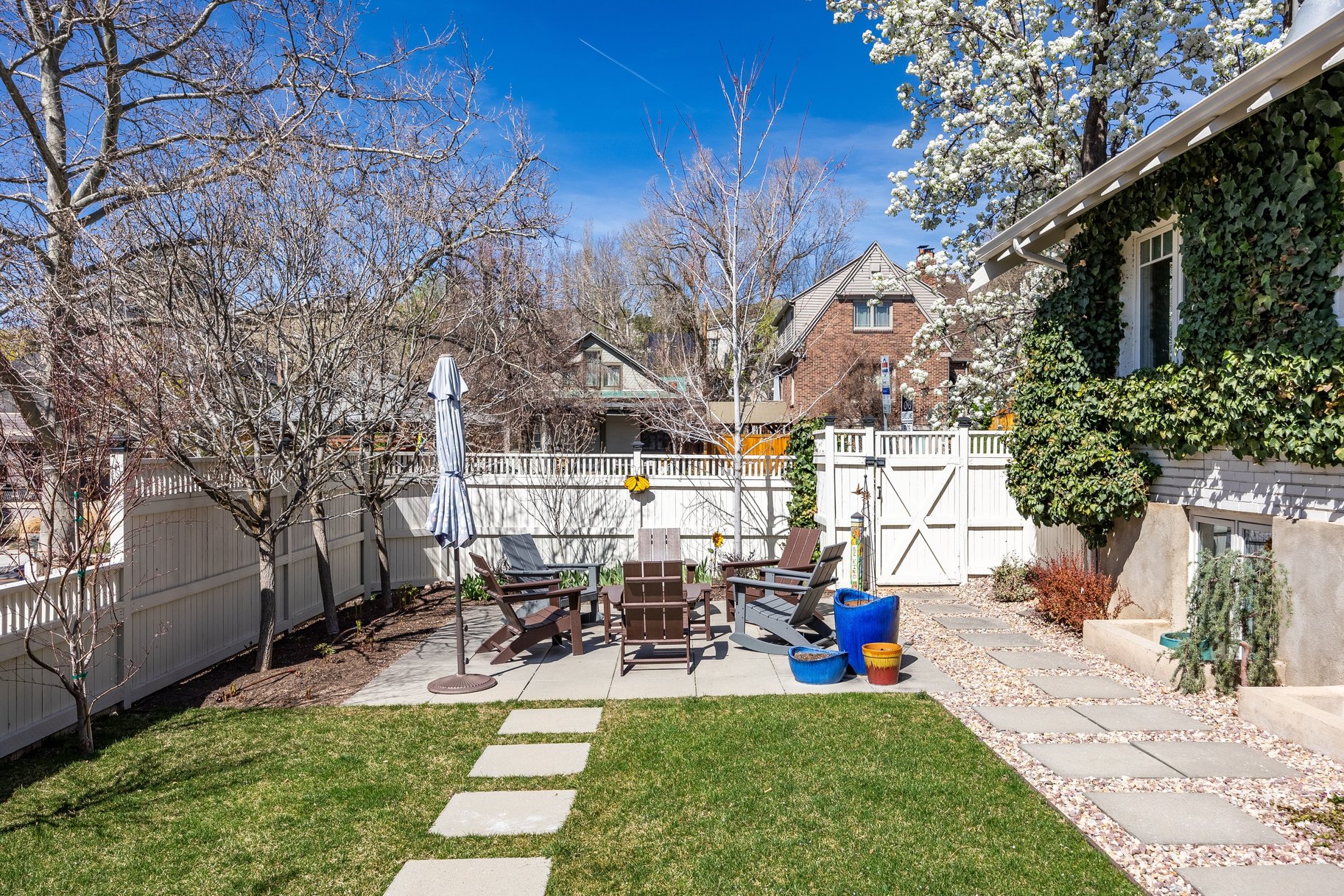  Timeless Bungalow with Enjoyable Outdoor Living - 物件實景