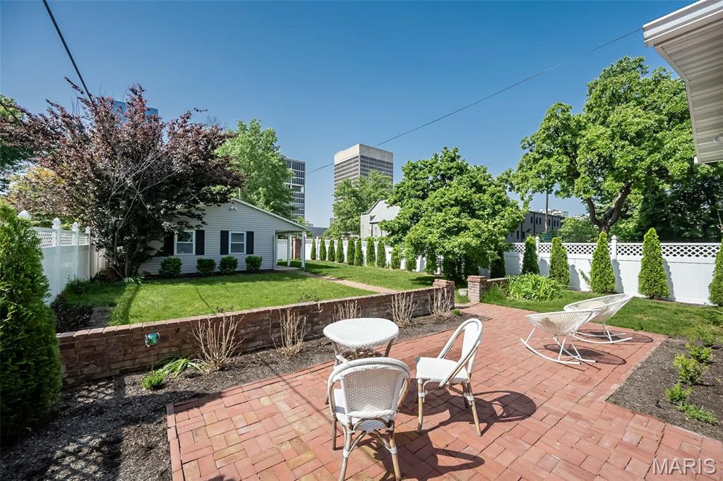 St Louis, Missouri, 63105, United States, 4 Bedrooms Bedrooms, ,4 BathroomsBathrooms,Residential,For Sale,1901233