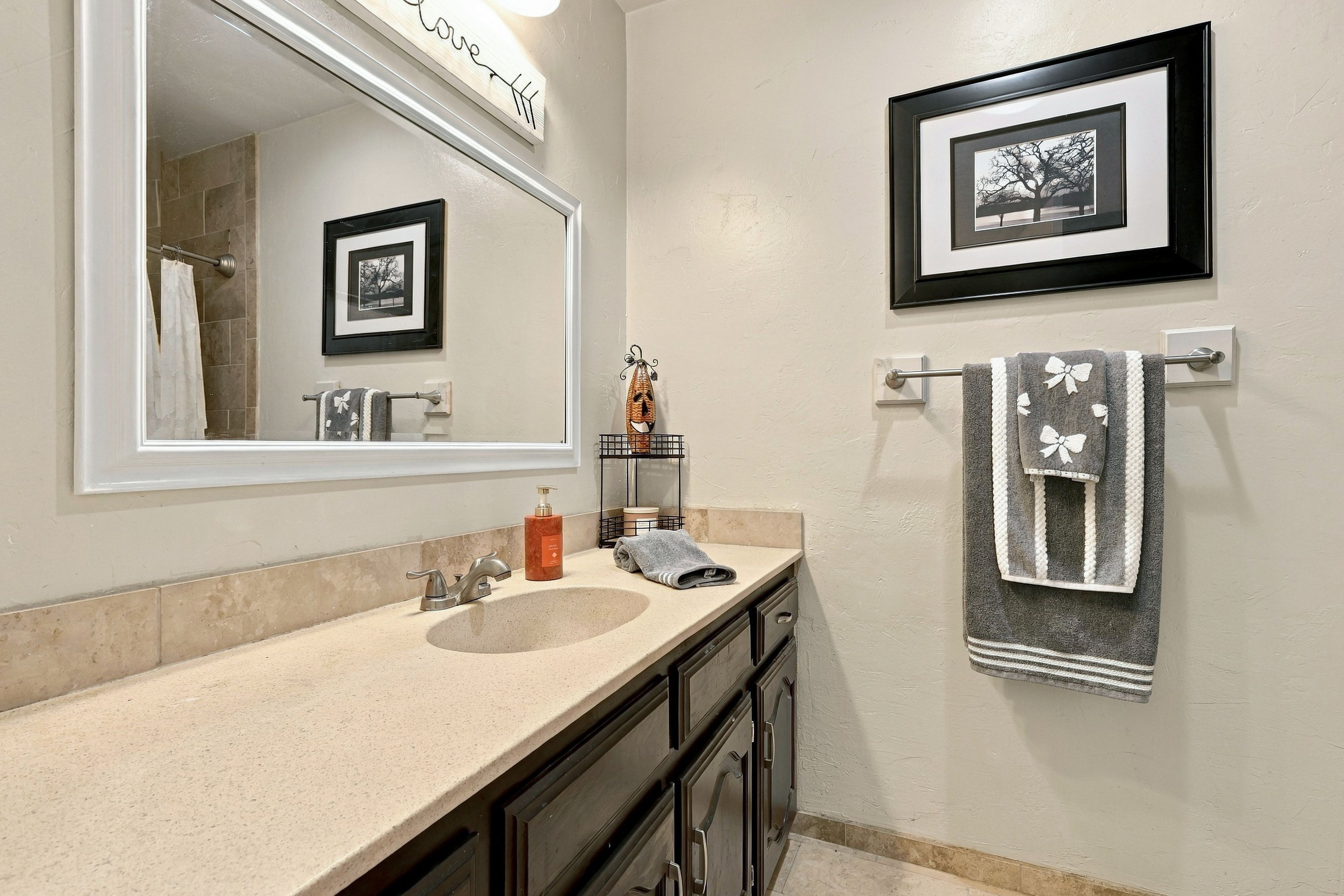  Established Neighborhood Charm. Private Poolside Retreat. - 物件實景