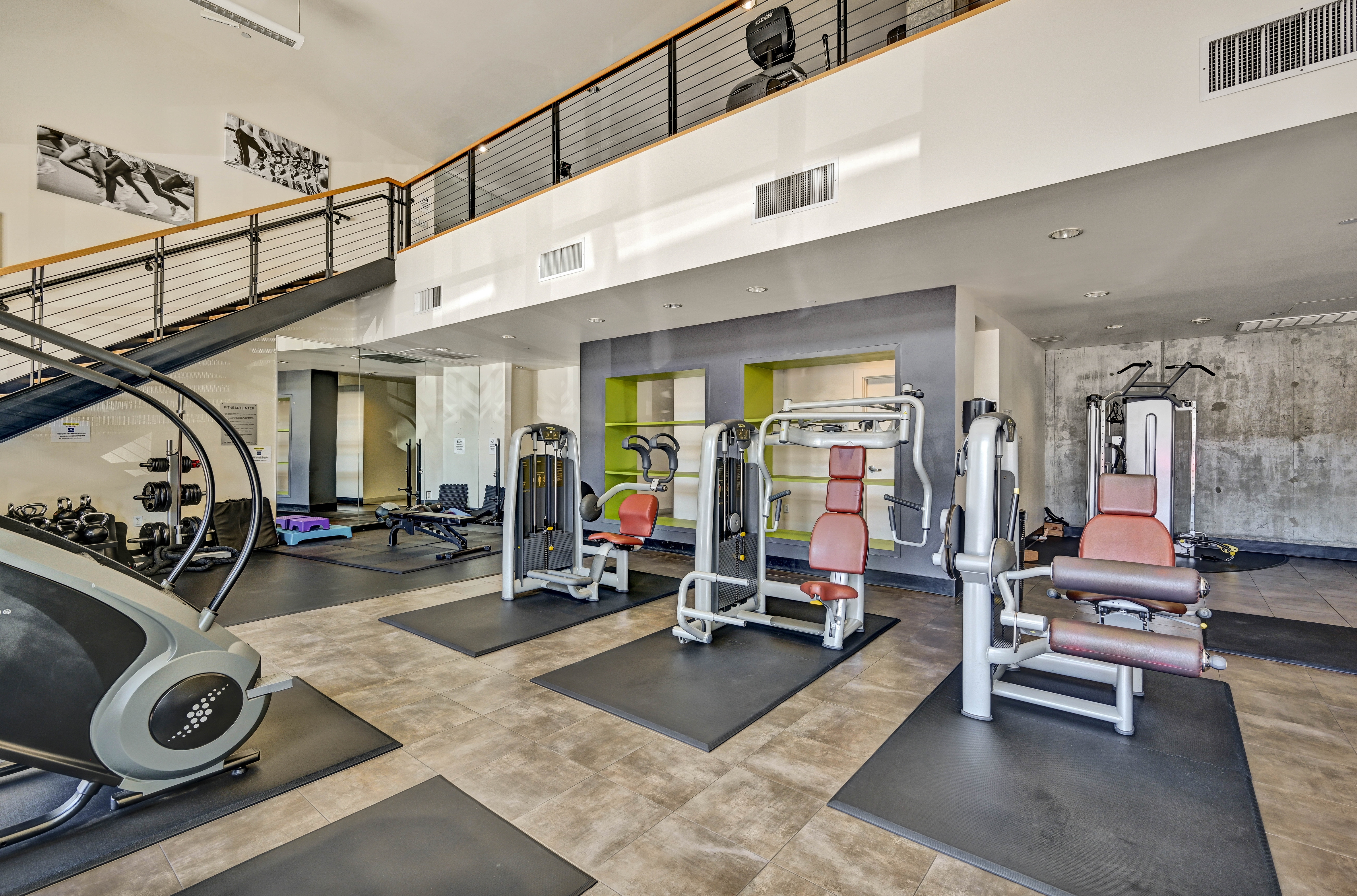  Sophisticated Penthouse Loft with Private Patio in Vibrant Jack London Square - 物件實景