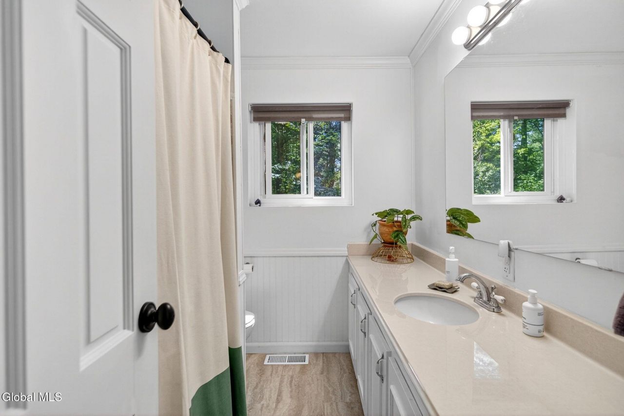 Valatie, New York, 12184, United States, 5 Bedrooms Bedrooms, ,3 BathroomsBathrooms,Residential,For Sale,1924980